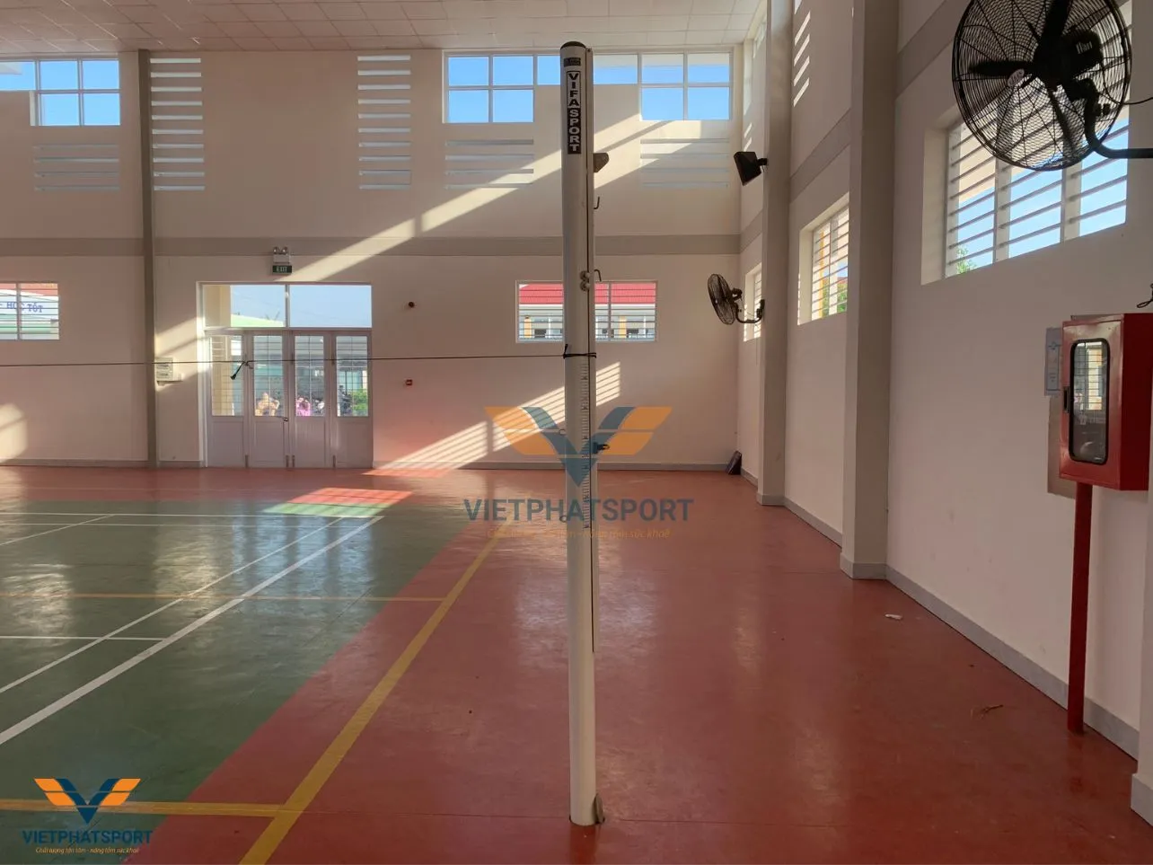 Học sinh trường THCS Võ Văn Dánh, Tiền Giang tập luyện cùng thiết bị thể thao do Việt Phát sport cung cấp