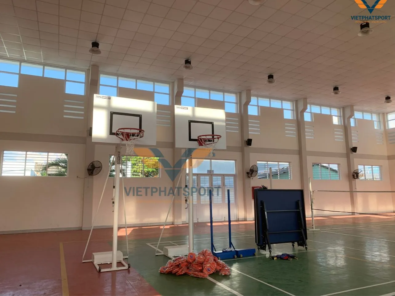 Học sinh trường THCS Võ Văn Dánh, Tiền Giang tập luyện cùng thiết bị thể thao do Việt Phát sport cung cấp