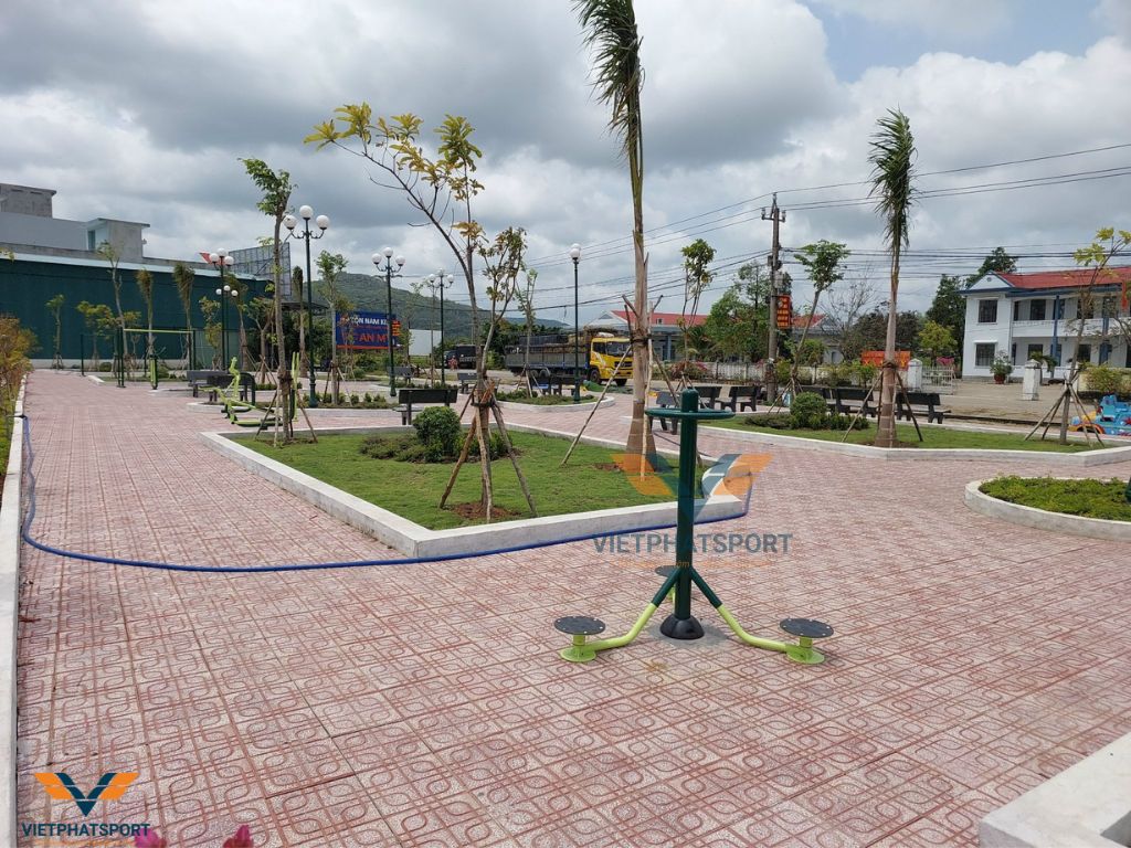 Phú Yên - UBND Xã An Mỹ tô điểm thêm cho công viên xã bằng các thiết bị thể thao ngoài trời