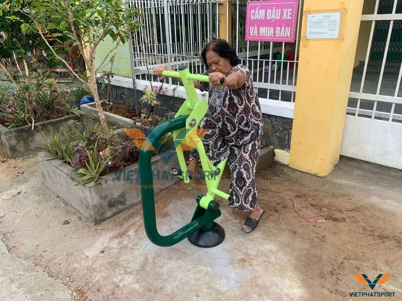 Việt Phát Sport đồng hành cùng UBND xã Vĩnh Thới, Đồng Tháp trong việc mang máy tập thể thao về các ấp trên địa bàn xã