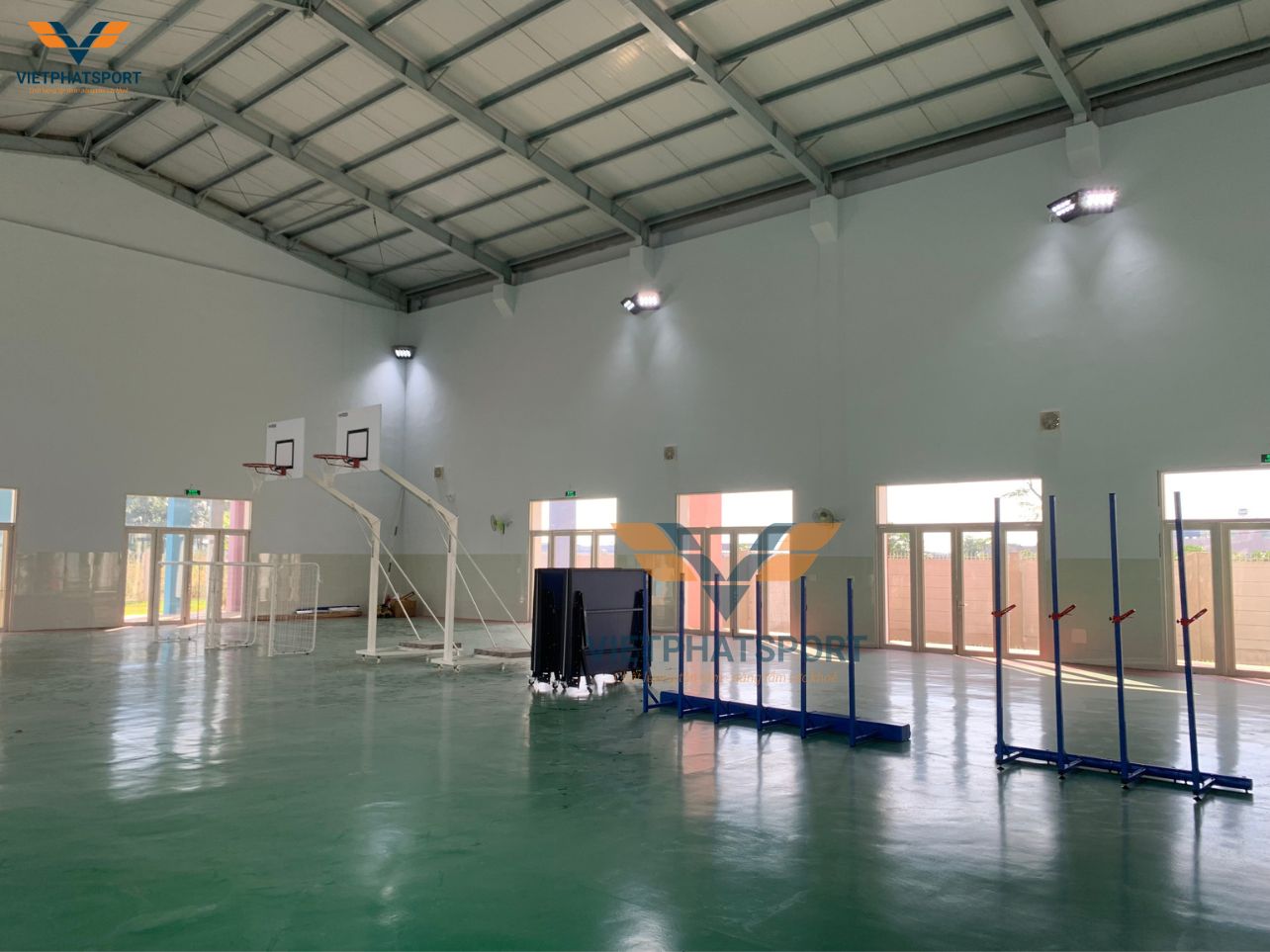 Trường THCS Vĩnh Tân (Bình Dương) trang bị dụng cụ thể thao cho nhà thi đấu đa năng