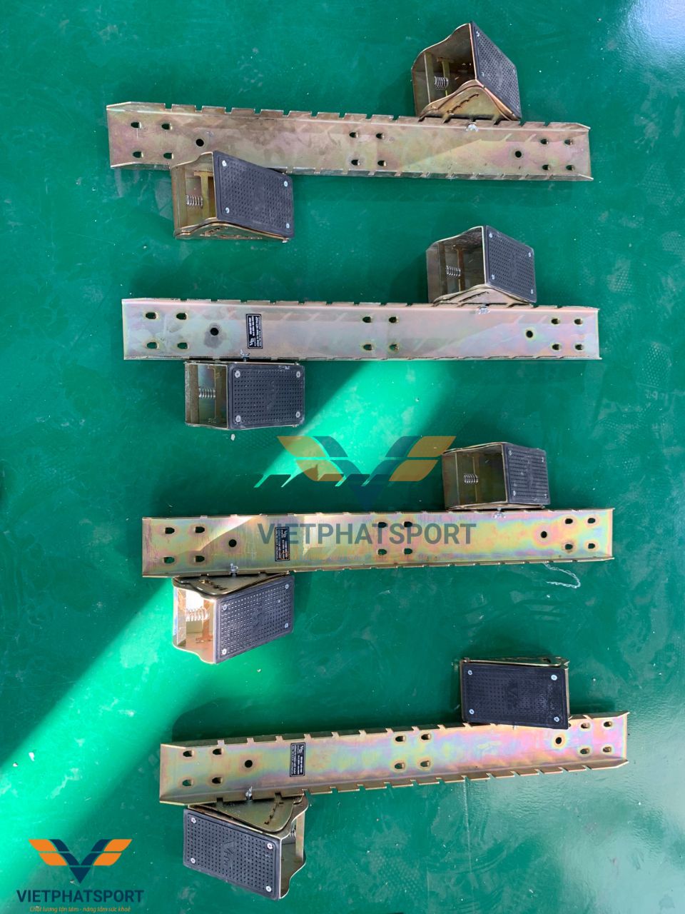 Trường THCS Vĩnh Tân (Bình Dương) trang bị dụng cụ thể thao cho nhà thi đấu đa năng