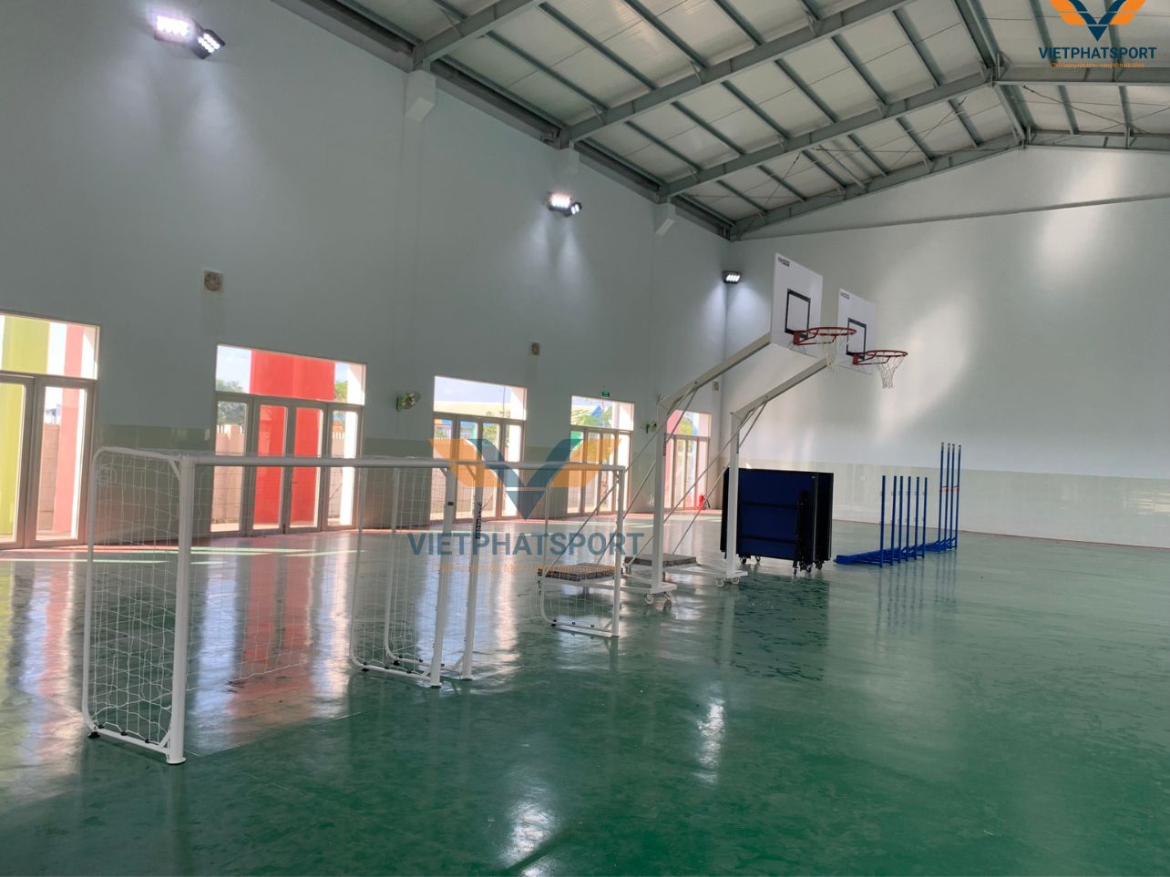 Trường THCS Vĩnh Tân (Bình Dương) trang bị dụng cụ thể thao cho nhà thi đấu đa năng