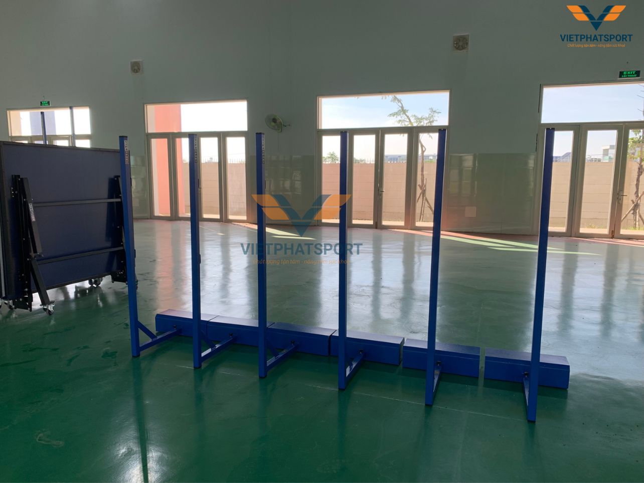 Trường THCS Vĩnh Tân (Bình Dương) trang bị dụng cụ thể thao cho nhà thi đấu đa năng