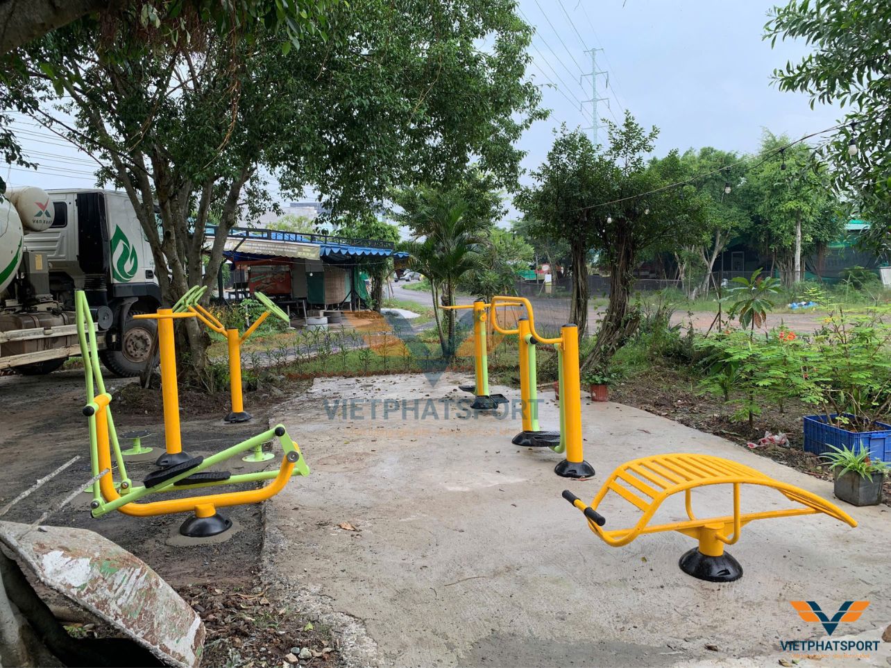 Chị Năm Hóc Môn lắp đặt dụng cụ ngoài trời giá rẻ