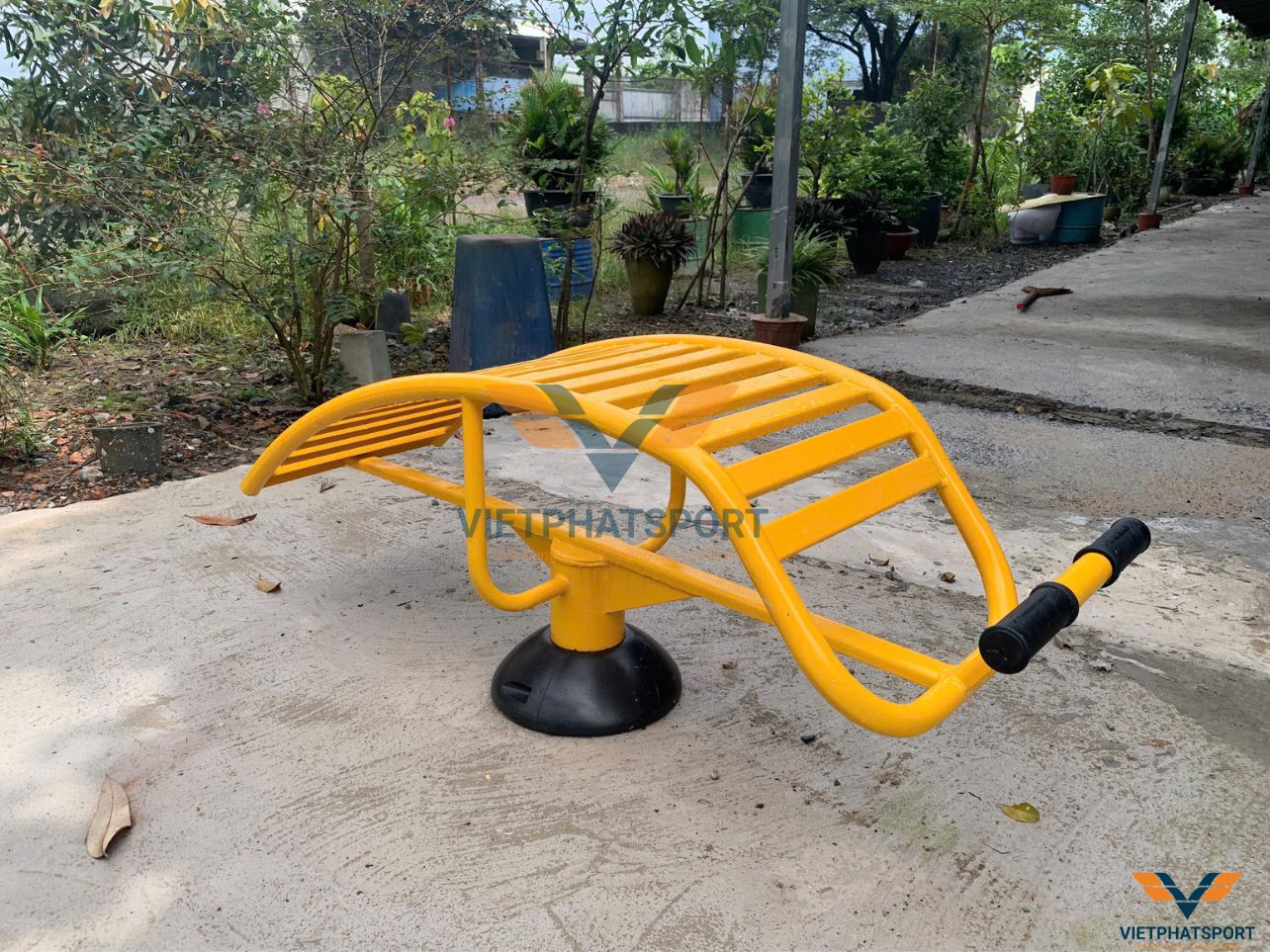 Chị Năm Hóc Môn lắp đặt dụng cụ ngoài trời giá rẻ