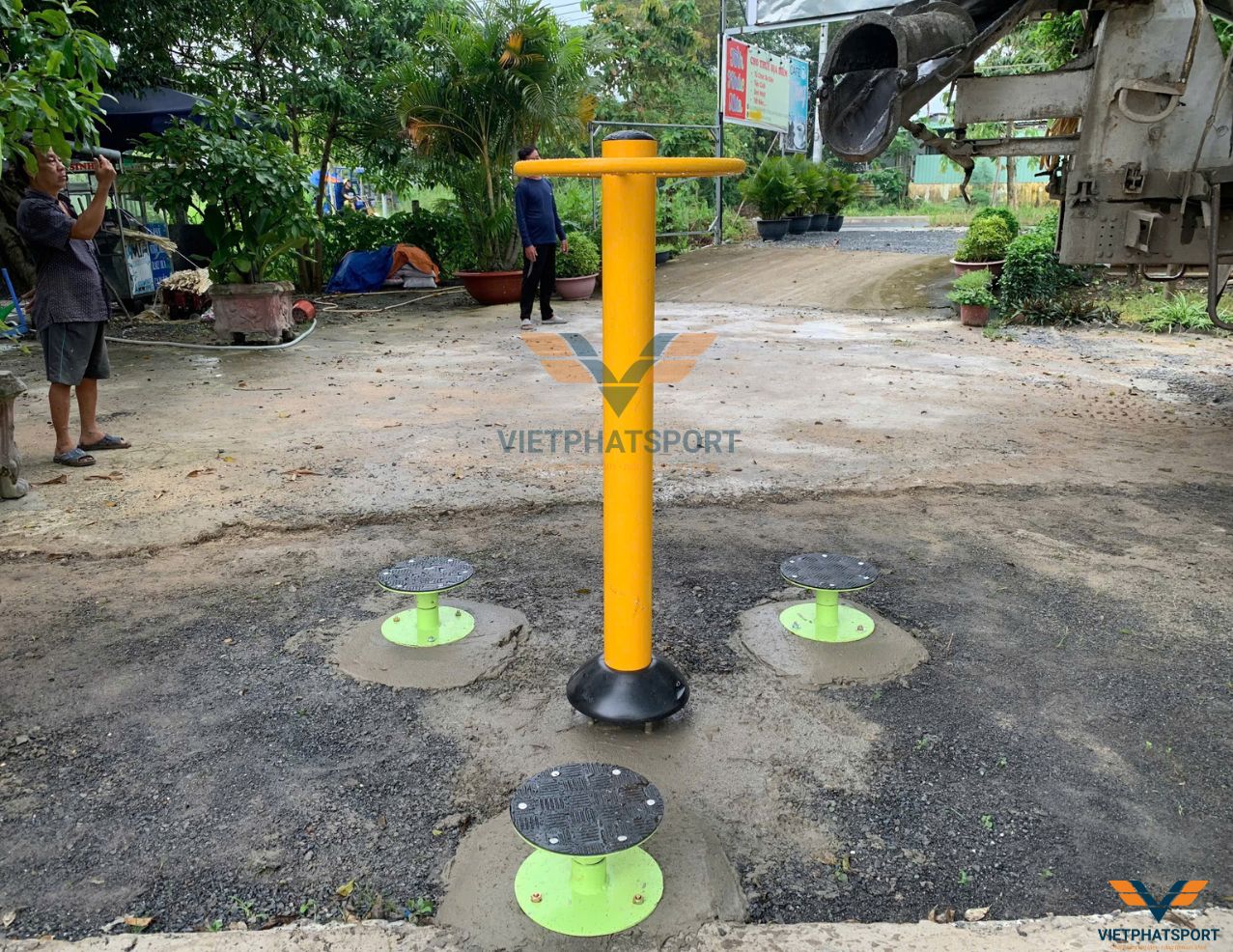 Chị Năm Hóc Môn lắp đặt dụng cụ ngoài trời giá rẻ