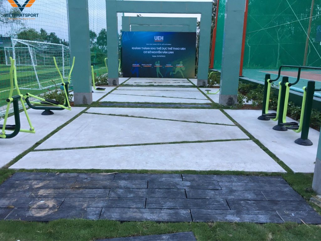 Đại học Kinh tế TP.HCM đầu tư thiết bị công viên cho sinh viên