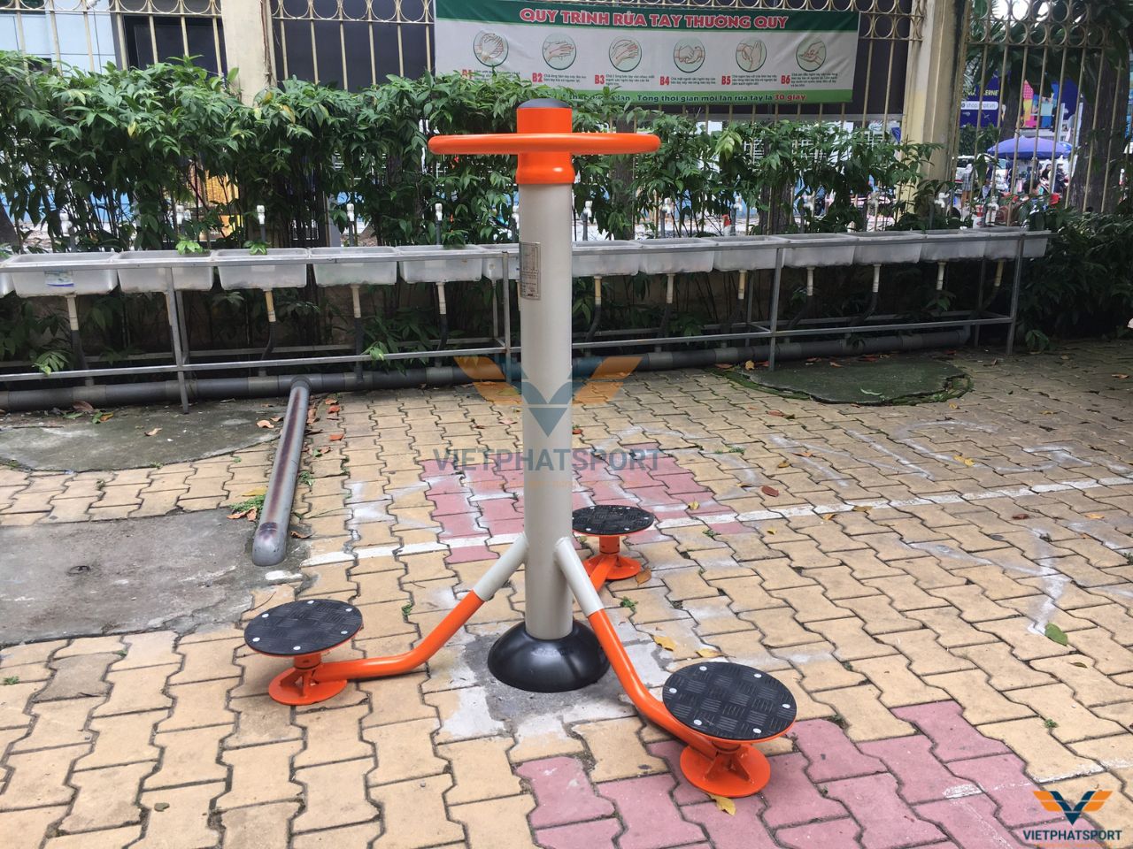 Lắp đặt máy tập ngoài trời tại Trường Trần Quốc Thảo, TP.HCM