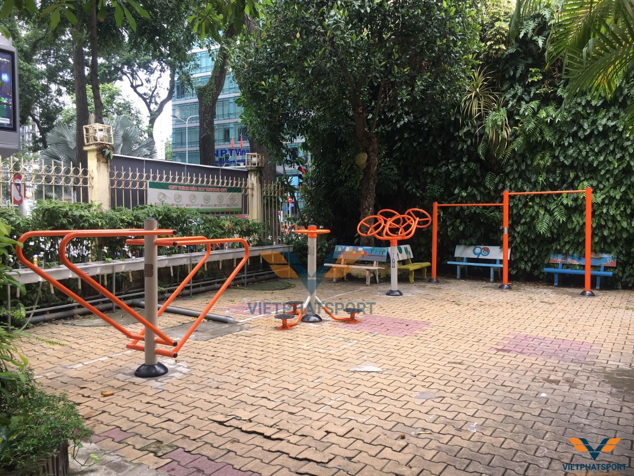 Lắp đặt máy tập ngoài trời tại Trường Trần Quốc Thảo, TP.HCM