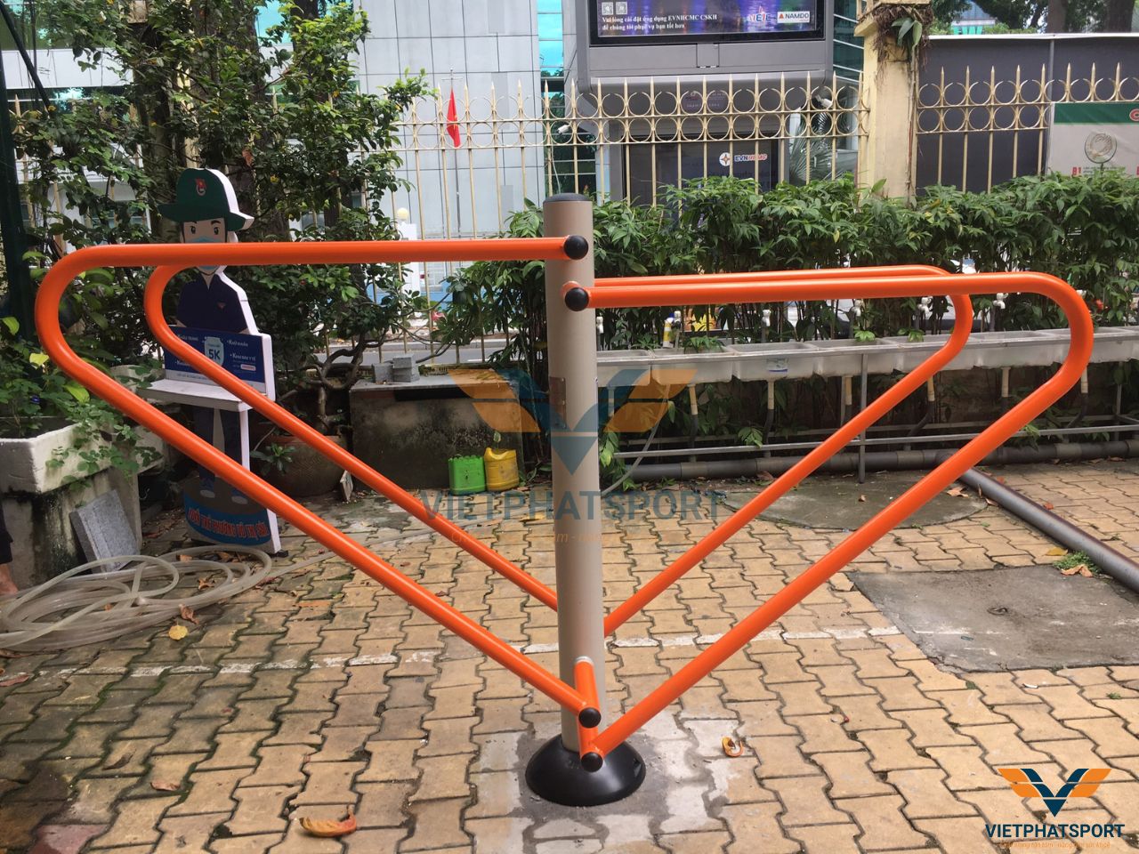 Lắp đặt máy tập ngoài trời tại Trường Trần Quốc Thảo, TP.HCM