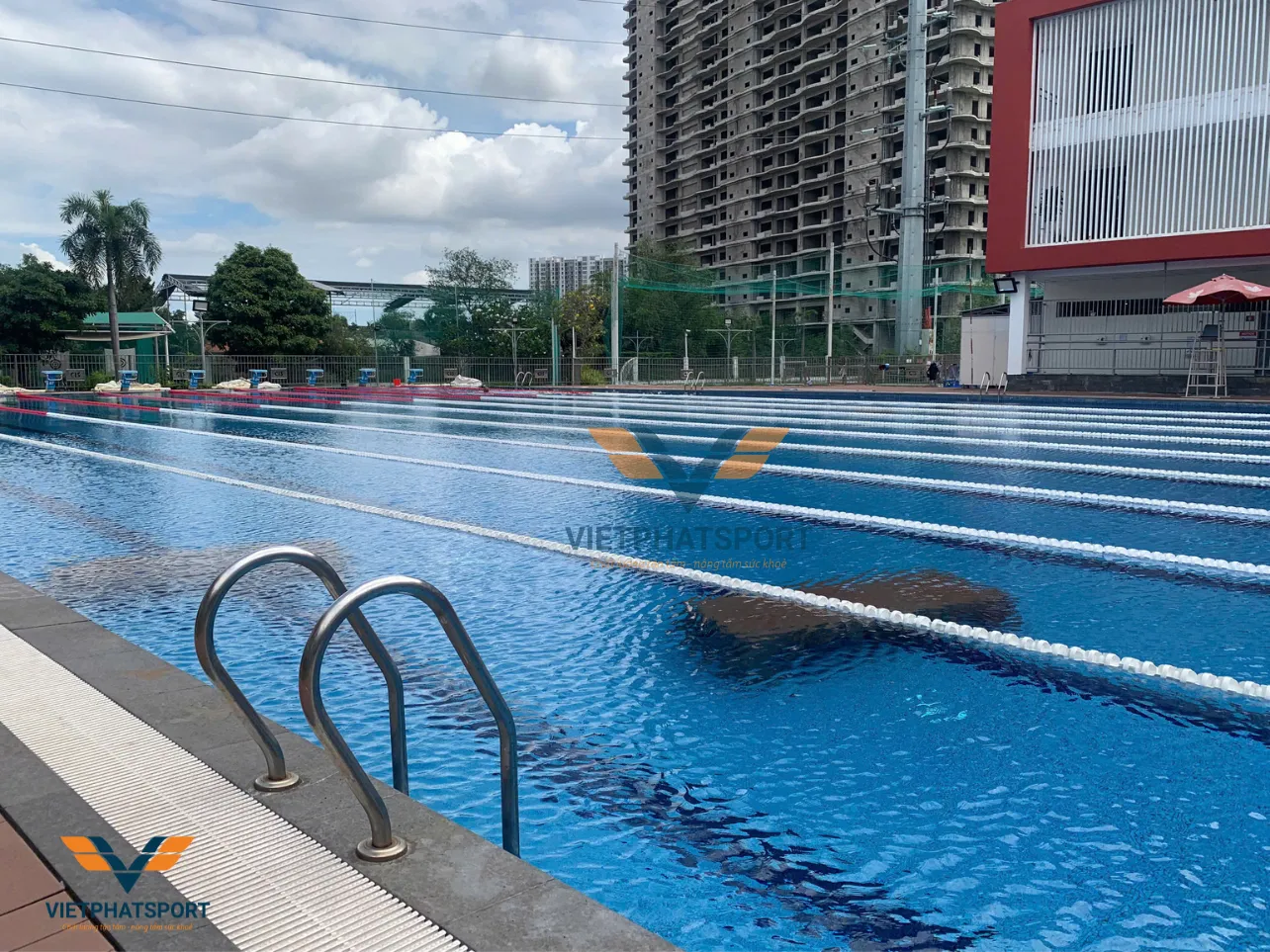 Trường Quốc tế Canada lắp đặt dây phao hồ bơi