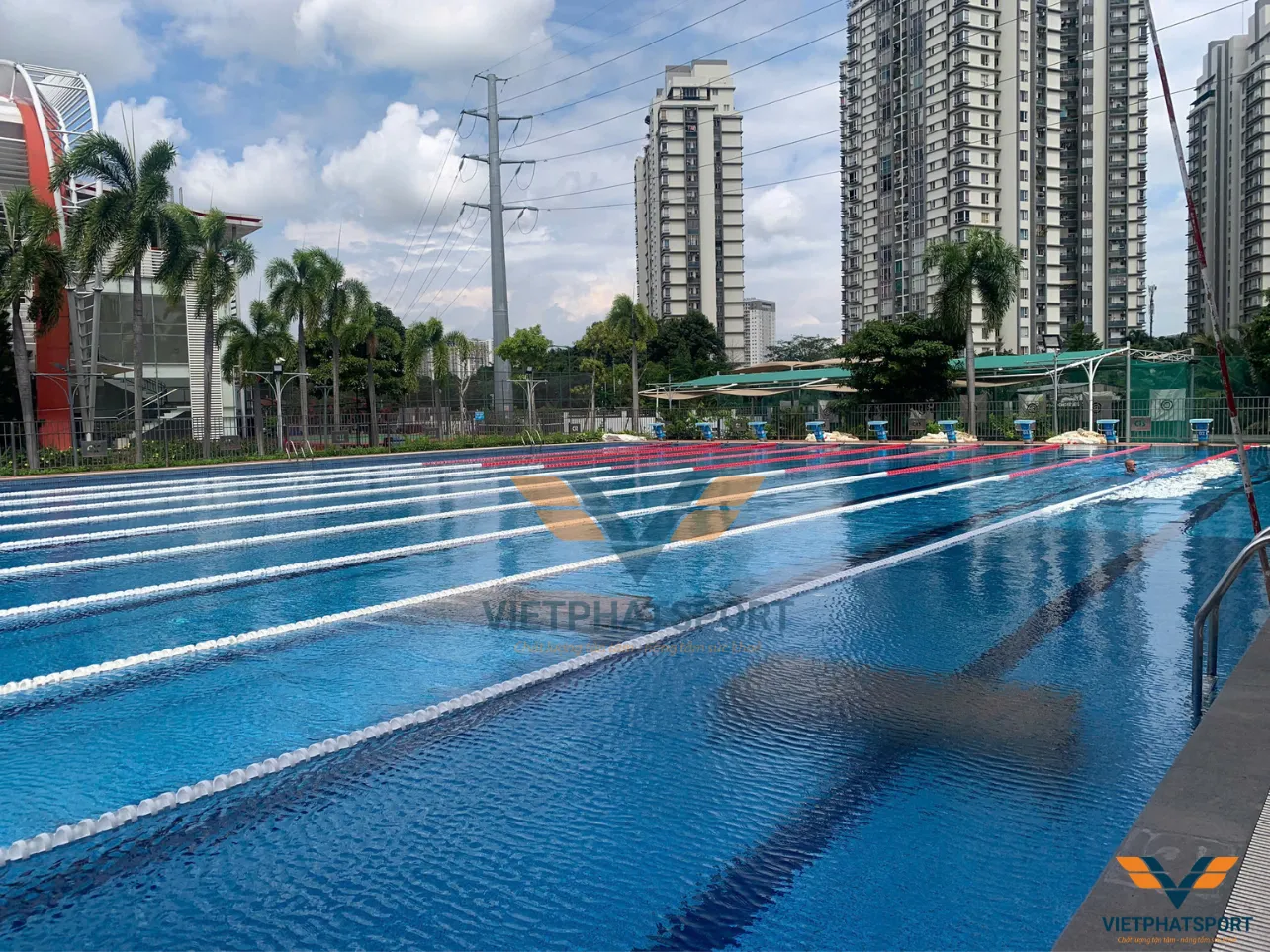 Trường Quốc tế Canada lắp đặt dây phao hồ bơi