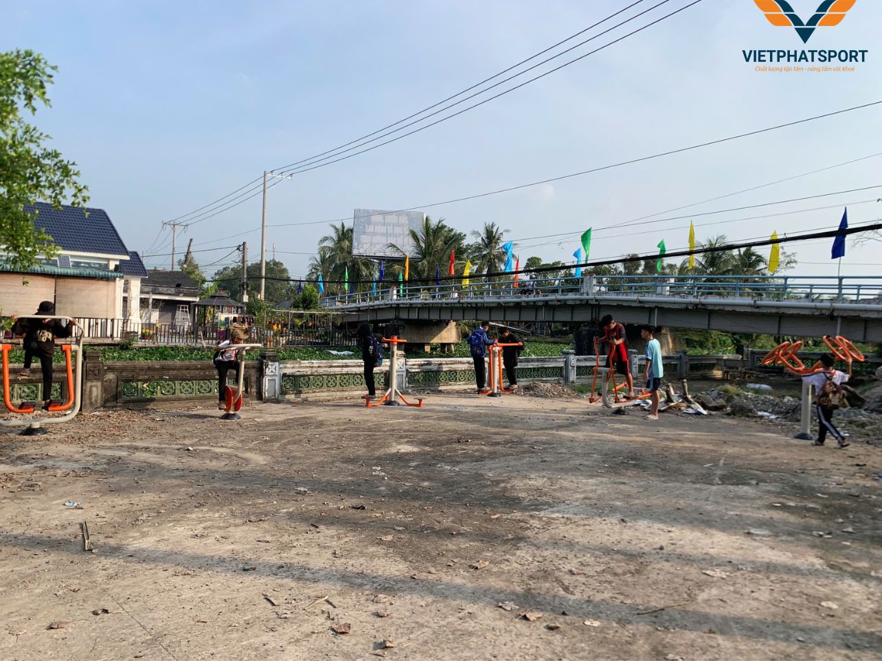 4 xã huyện Long Mỹ đồng loạt lắp đặt thiết bị thể thao ngoài trời