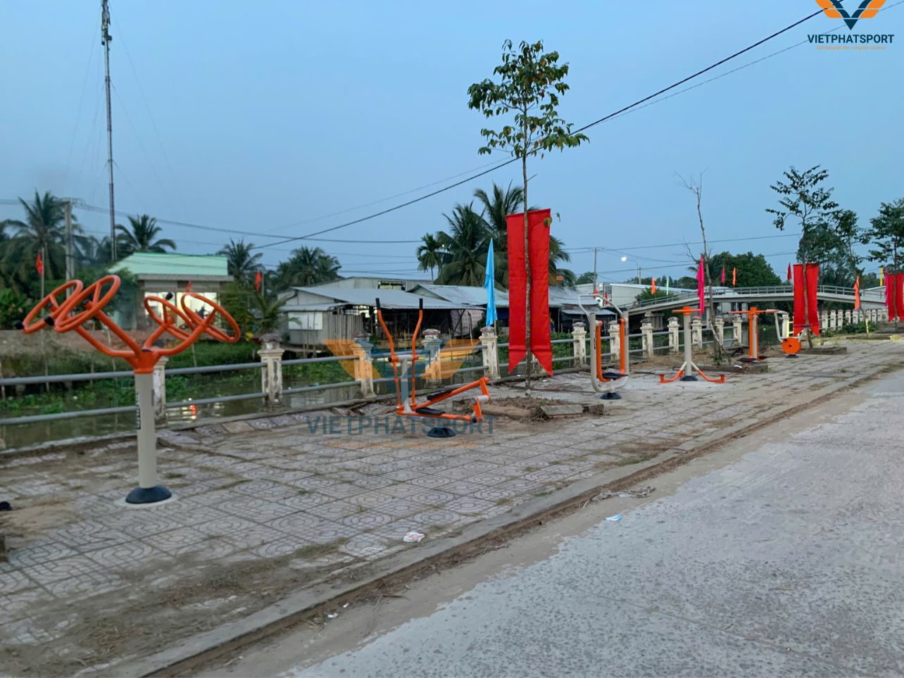 4 xã huyện Long Mỹ đồng loạt lắp đặt thiết bị thể thao ngoài trời