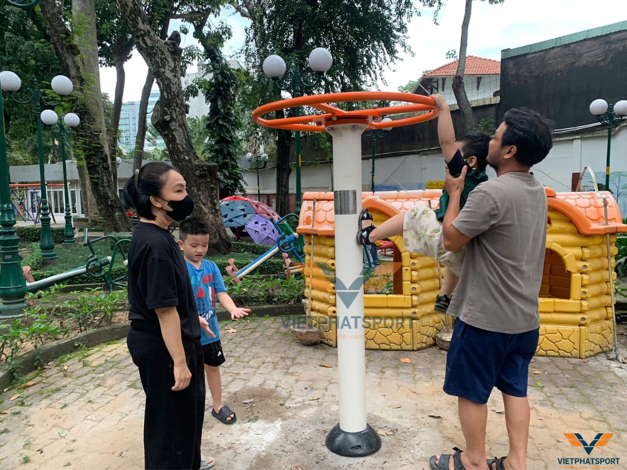 Công Viên Tao Đàn Nổi Bật Với Thiết Bị Vui Chơi Trẻ Em