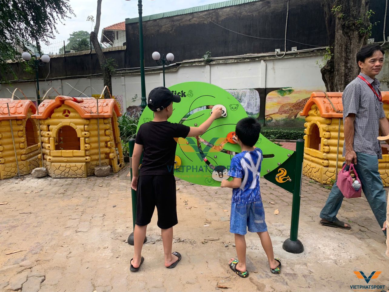 Công Viên Tao Đàn Nổi Bật Với Thiết Bị Vui Chơi Trẻ Em