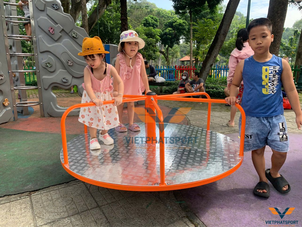 Công Viên Tao Đàn Nổi Bật Với Thiết Bị Vui Chơi Trẻ Em