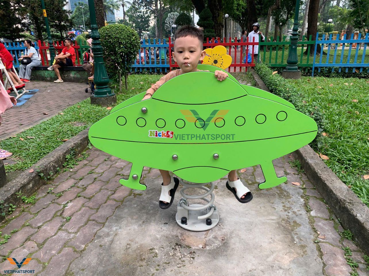 Công Viên Tao Đàn Nổi Bật Với Thiết Bị Vui Chơi Trẻ Em