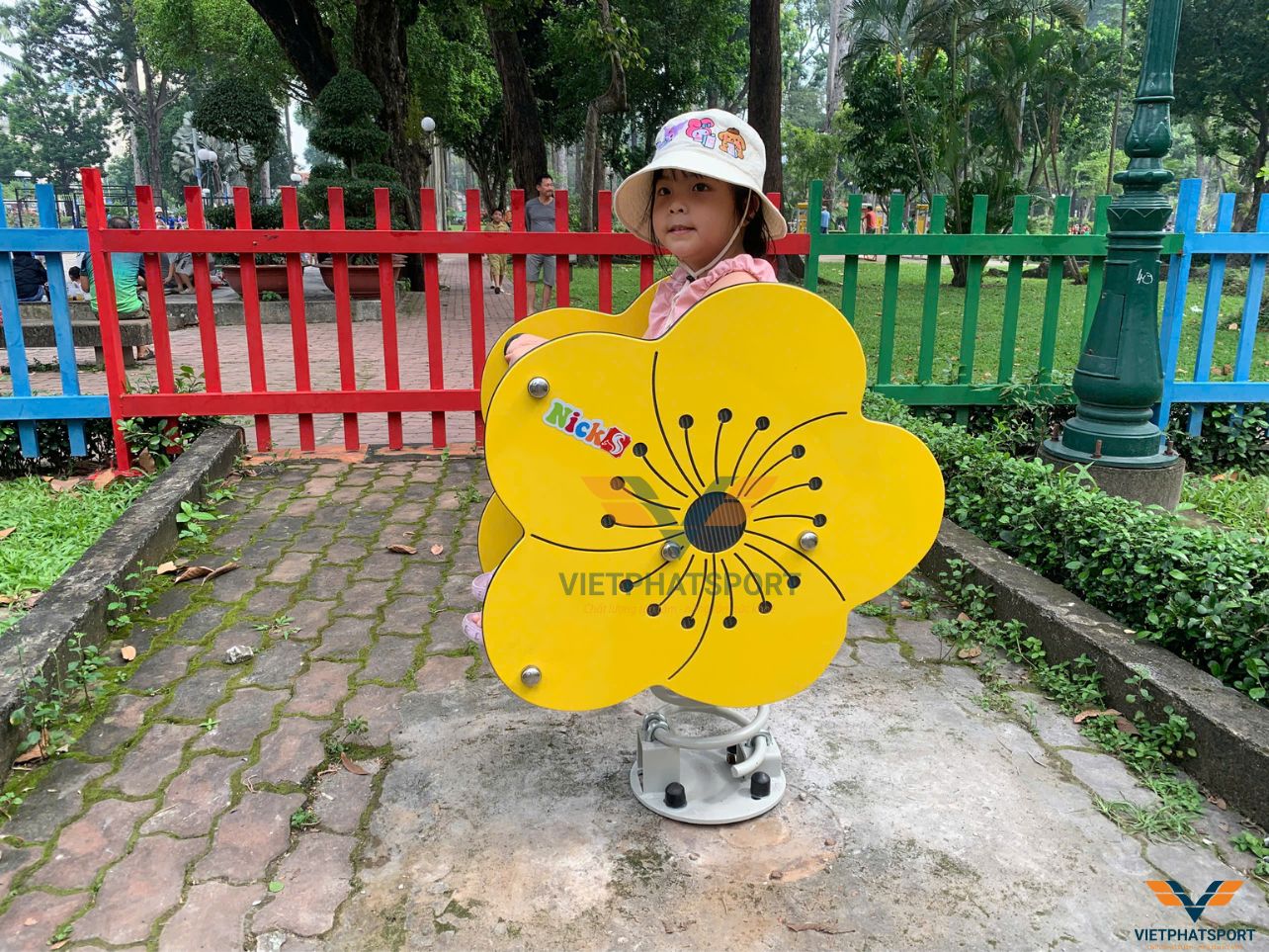 Công Viên Tao Đàn Nổi Bật Với Thiết Bị Vui Chơi Trẻ Em