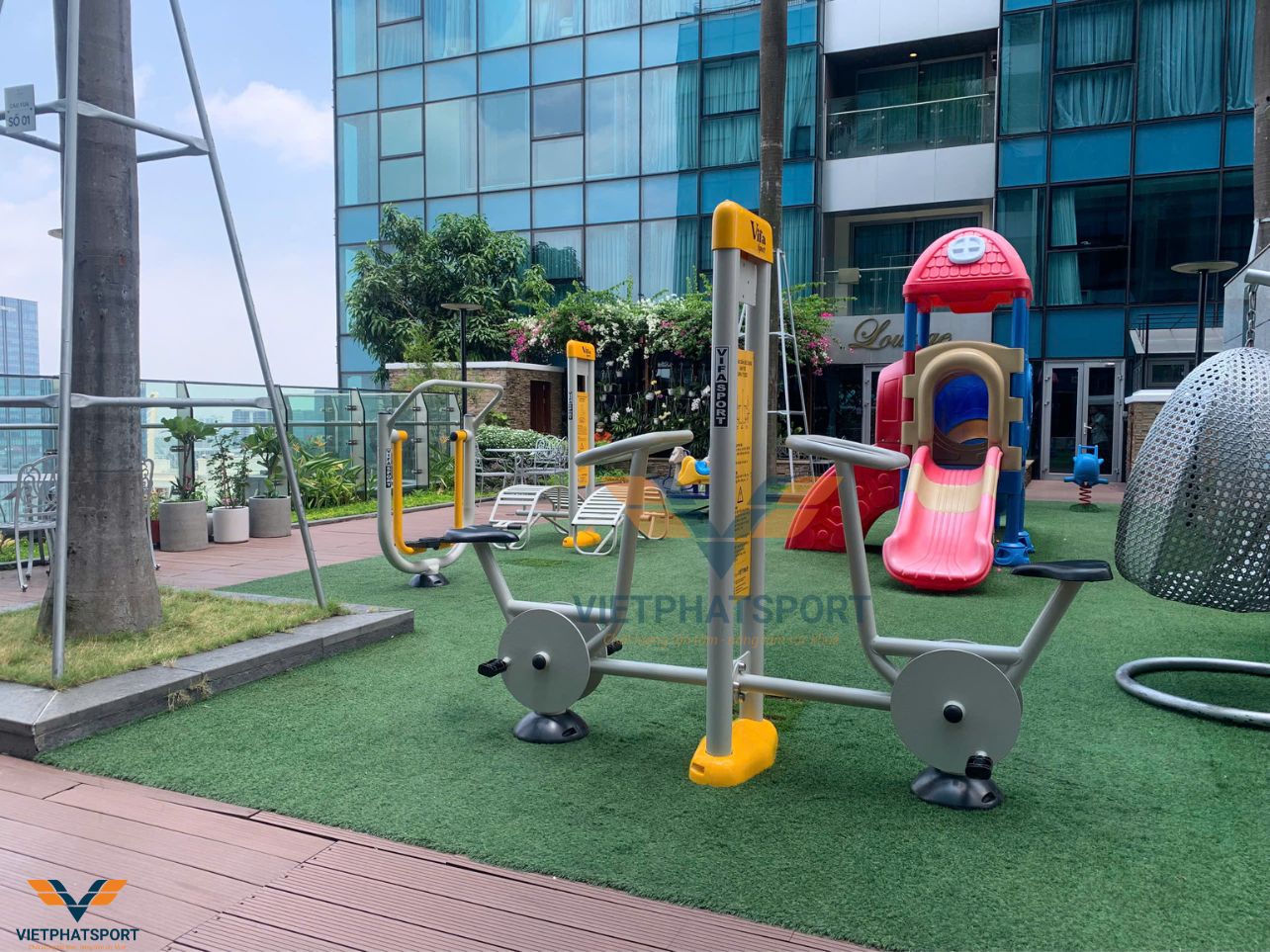 Vincom Đồng Khởi lắp đặt dụng cụ thể thao ngoài trời