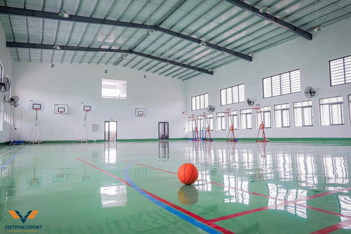 Hoàn thành sân bóng đá cỏ nhân tạo và Nhà thi đấu đa năng cho trường Hồng Bàng, Đồng Nai