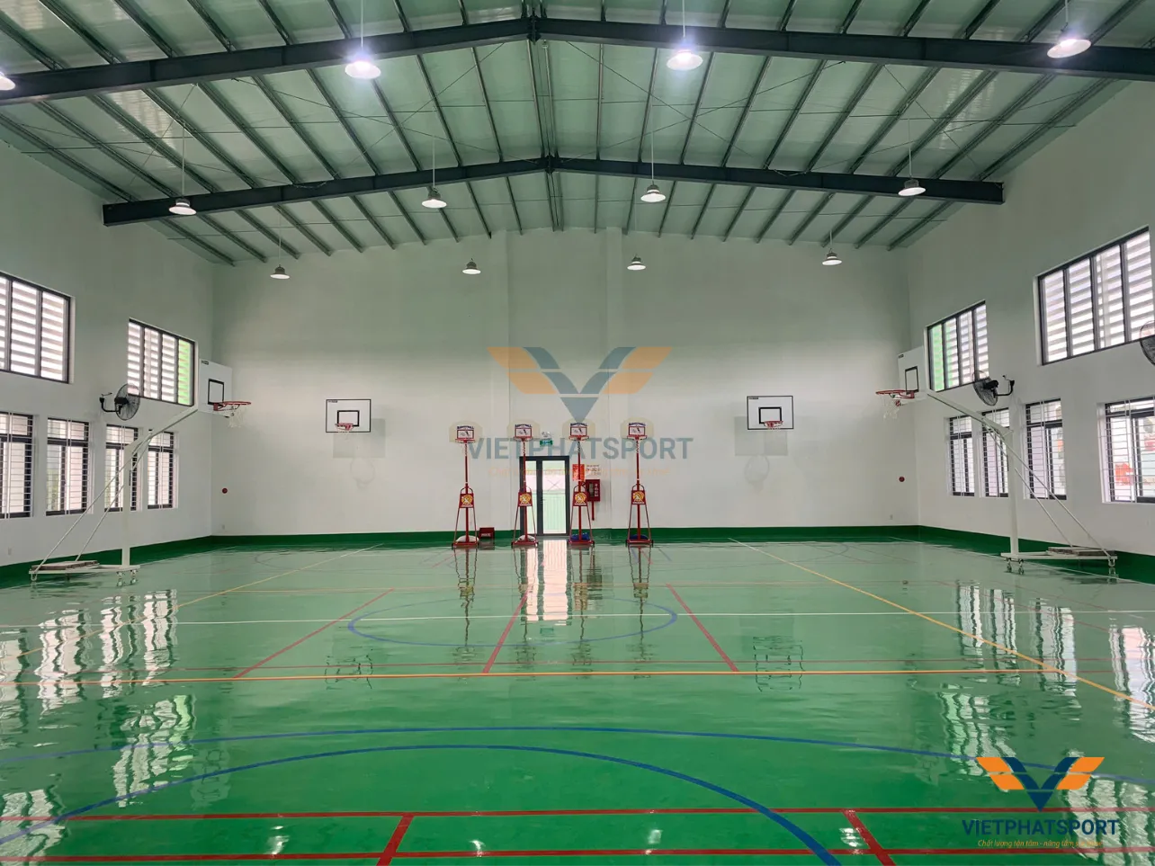 Sân bóng đá cỏ nhân tạo tại trường sau khi hoàn thành thi công