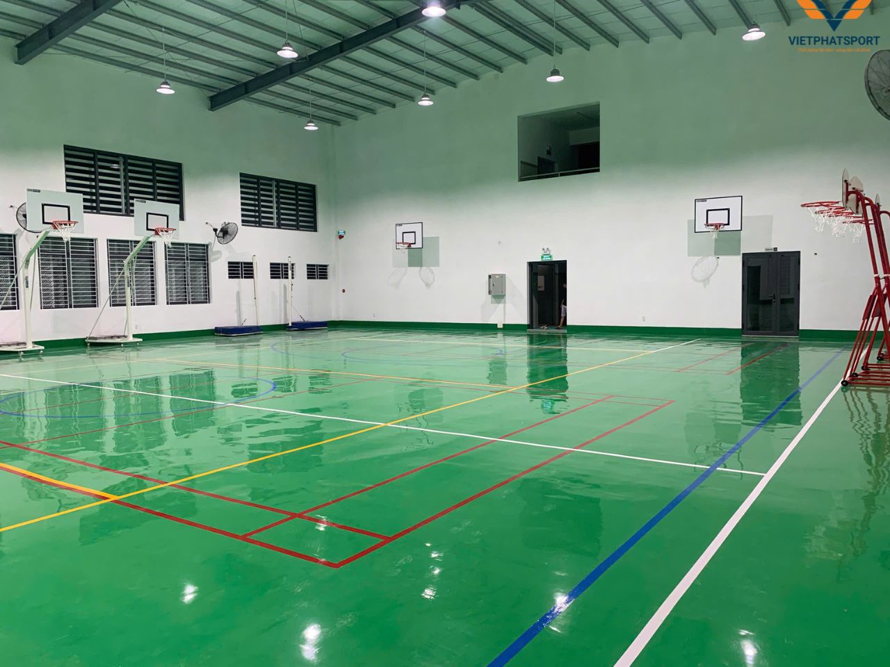 Sân bóng đá cỏ nhân tạo tại trường sau khi hoàn thành thi công