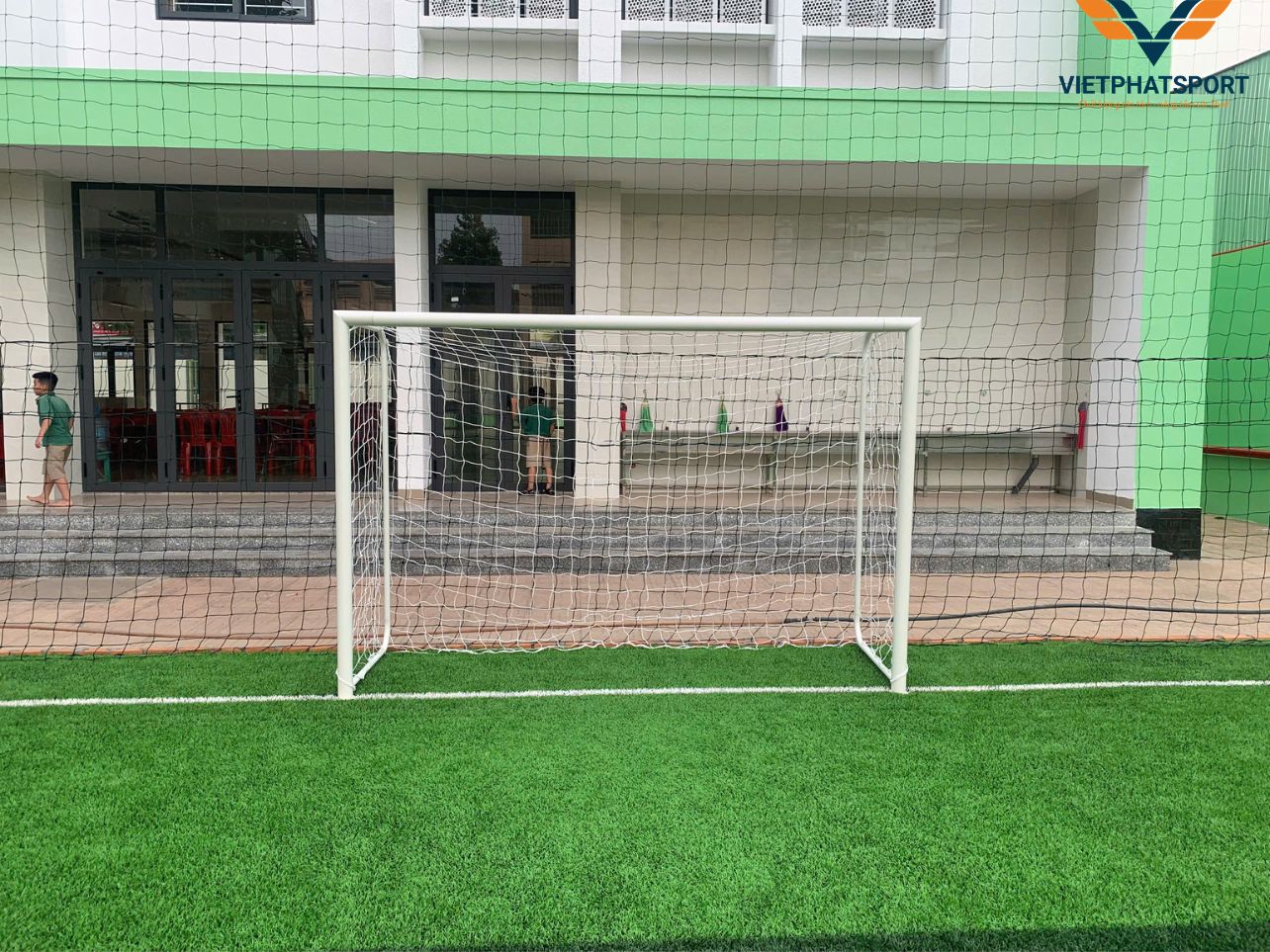 Sân bóng đá cỏ nhân tạo tại trường sau khi hoàn thành thi công