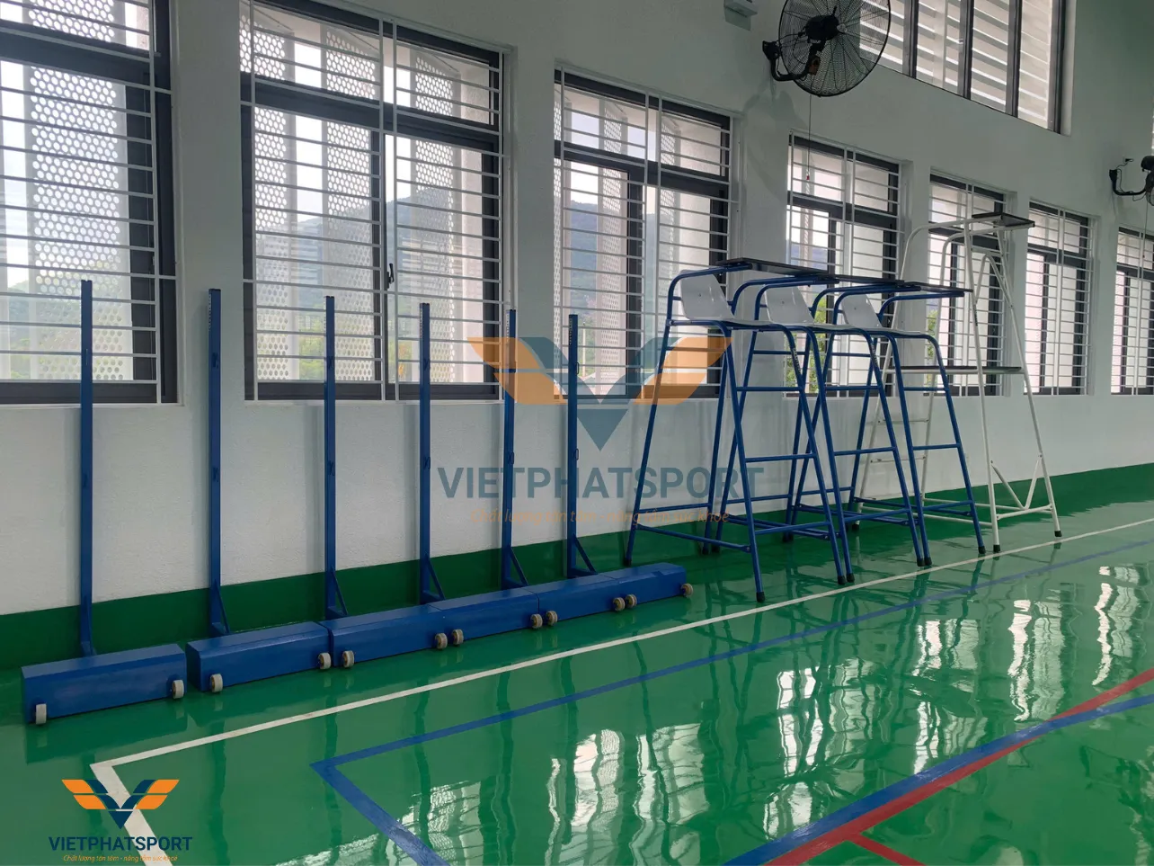 Sân bóng đá cỏ nhân tạo tại trường sau khi hoàn thành thi công