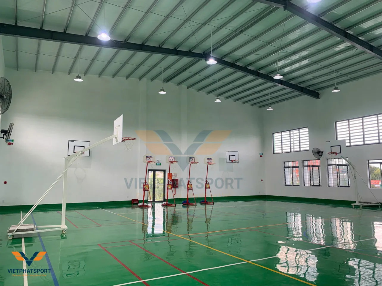 Sân bóng đá cỏ nhân tạo tại trường sau khi hoàn thành thi công