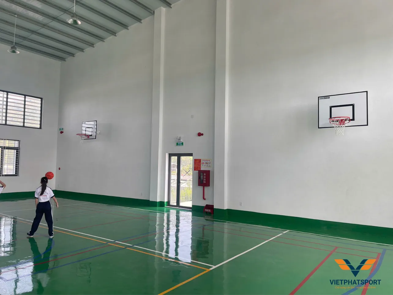Sân bóng đá cỏ nhân tạo tại trường sau khi hoàn thành thi công