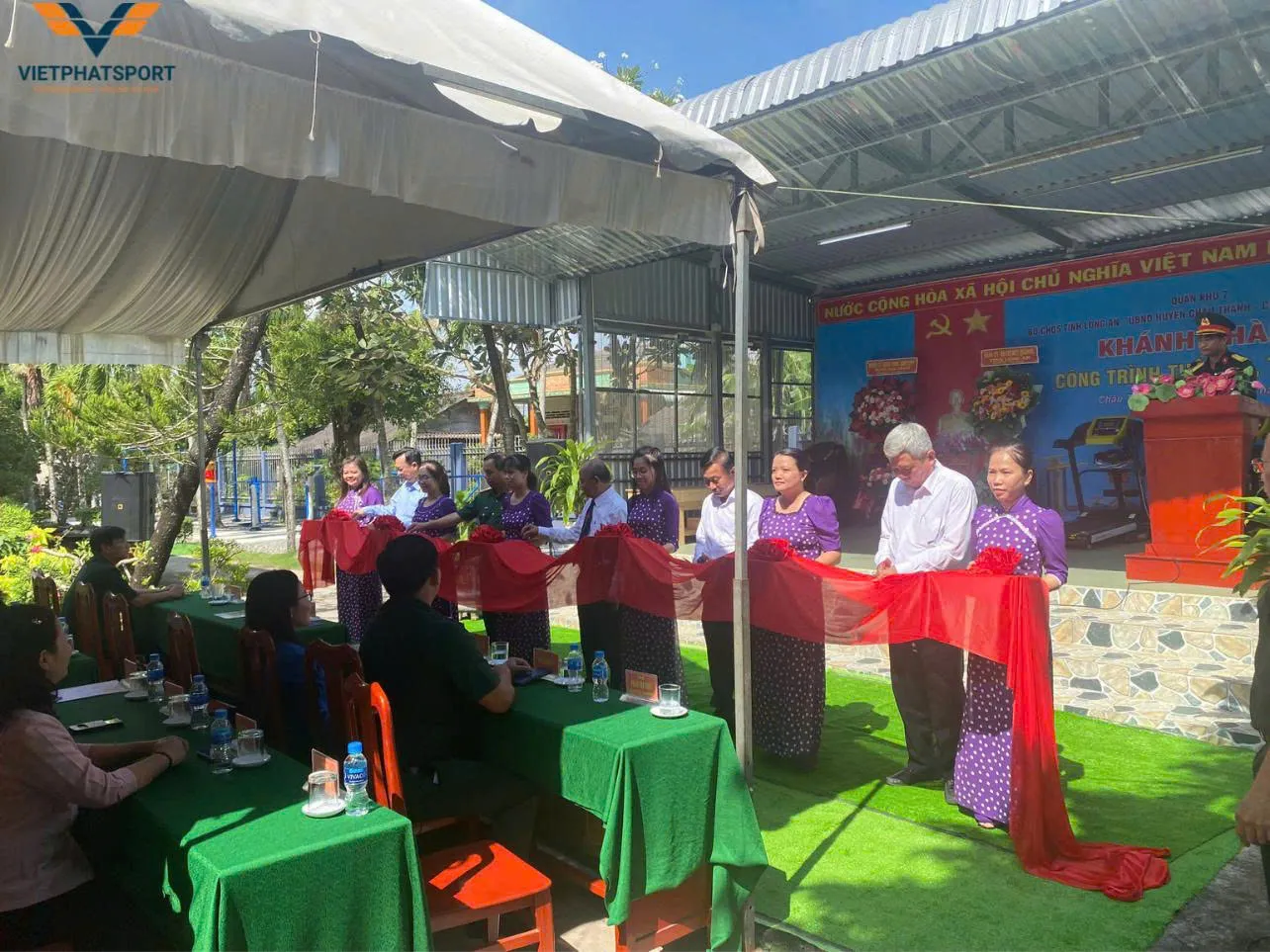 Bộ CHQS tỉnh Long An lắp tặng máy tập công viên cho Giáo xứ Thuận Mỹ