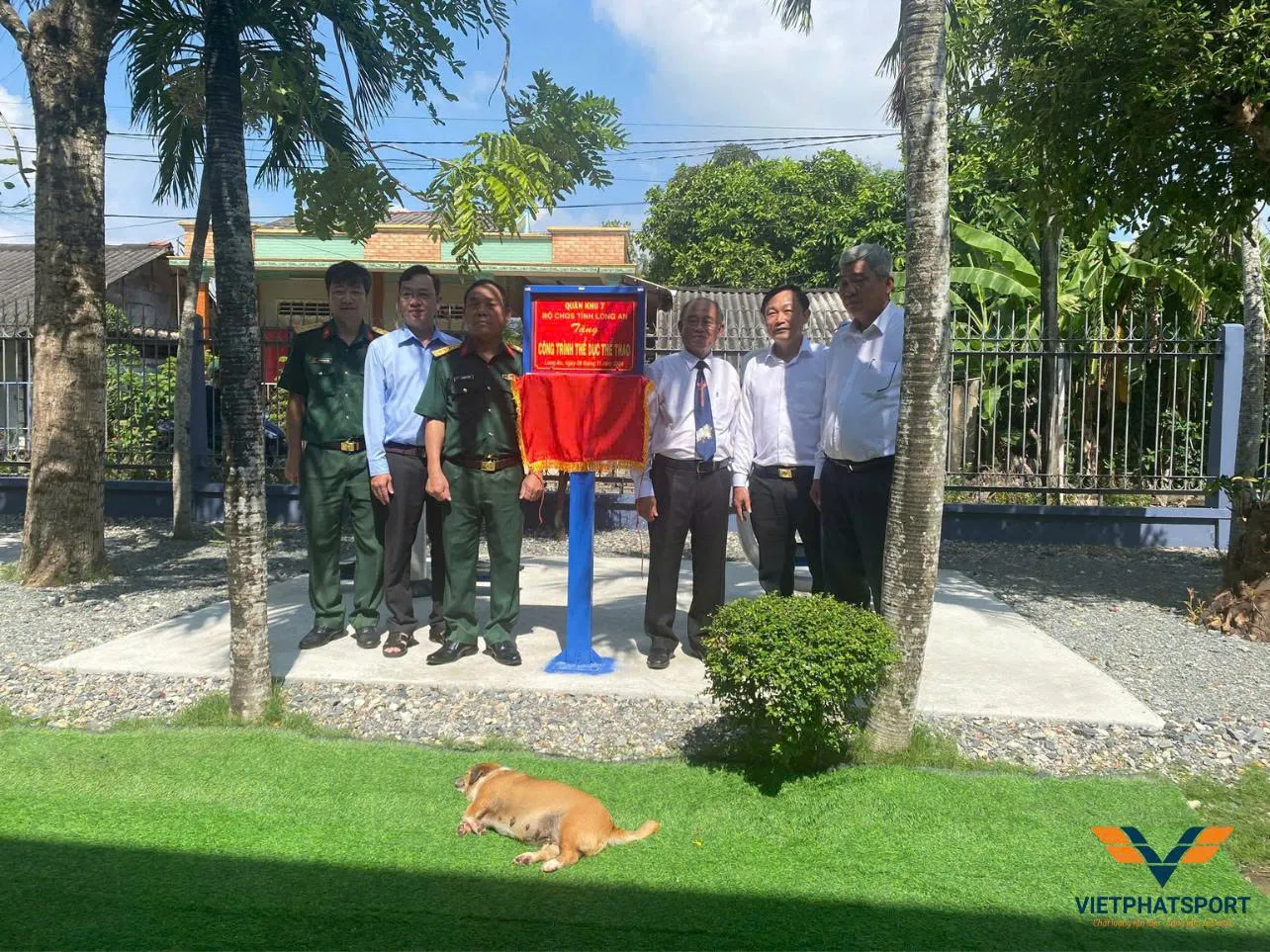 Bộ CHQS tỉnh Long An lắp tặng máy tập công viên cho Giáo xứ Thuận Mỹ