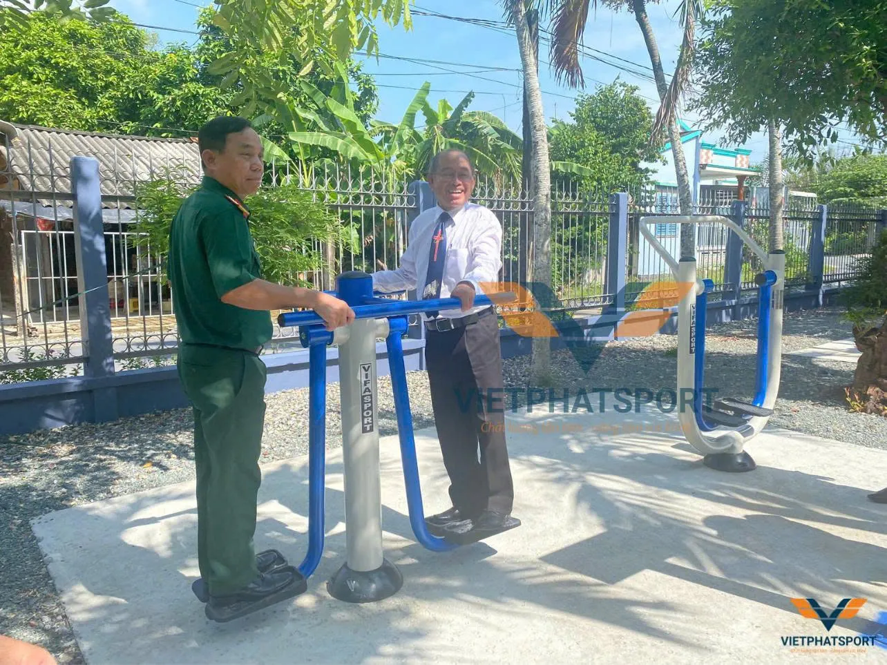 Bộ CHQS tỉnh Long An lắp tặng máy tập công viên cho Giáo xứ Thuận Mỹ