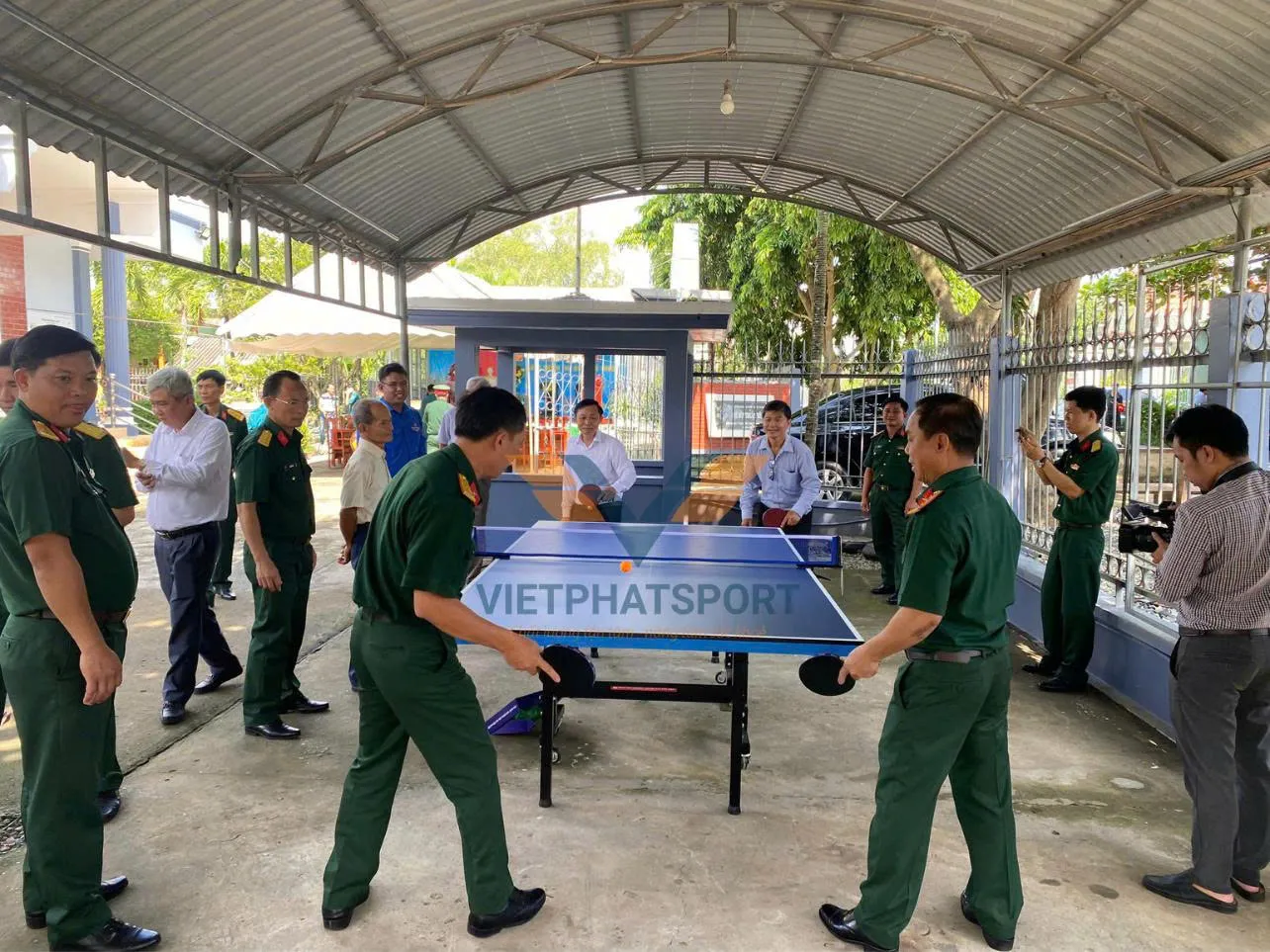 Bộ CHQS tỉnh Long An lắp tặng máy tập công viên cho Giáo xứ Thuận Mỹ