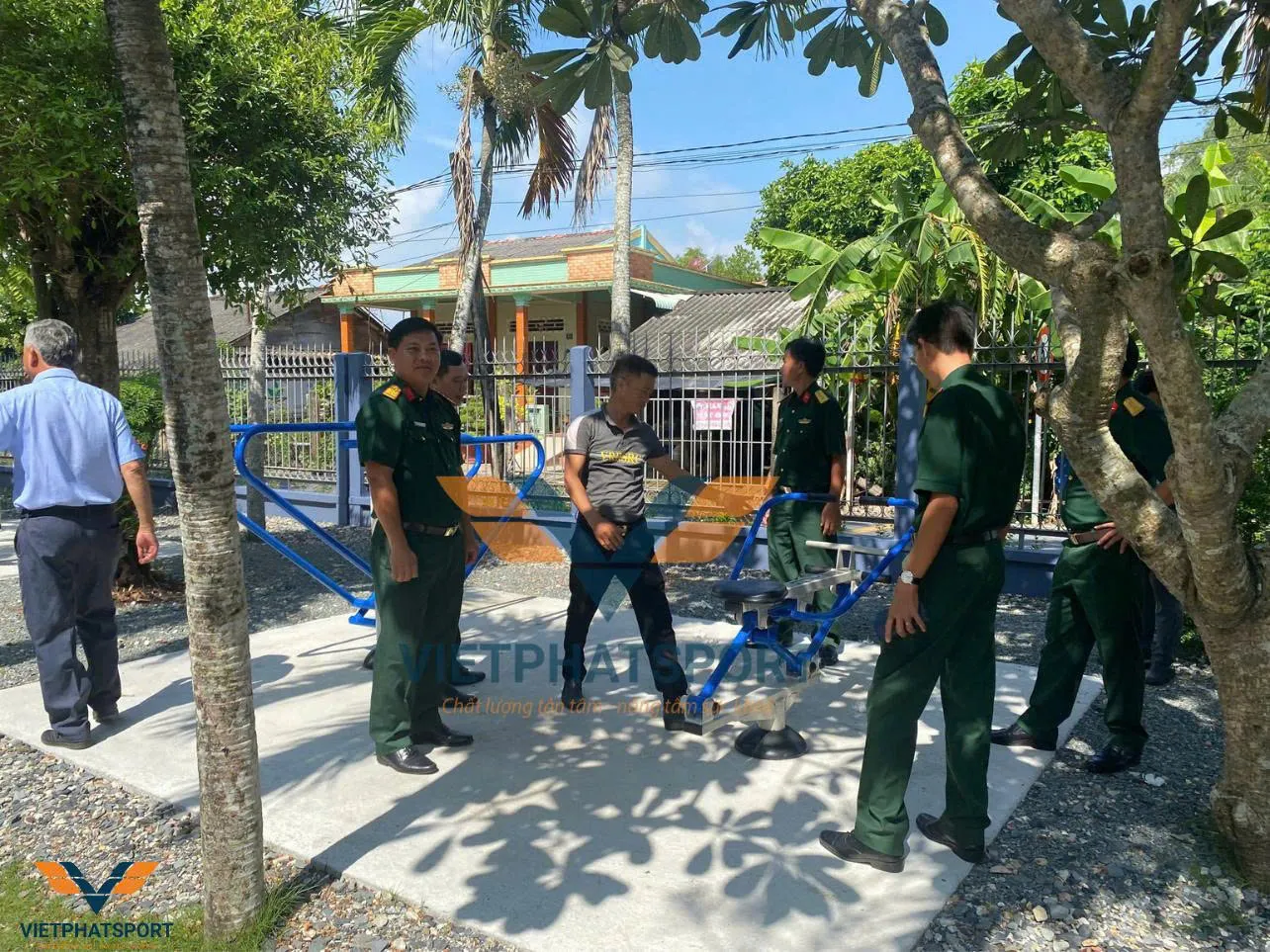 Bộ CHQS tỉnh Long An lắp tặng máy tập công viên cho Giáo xứ Thuận Mỹ
