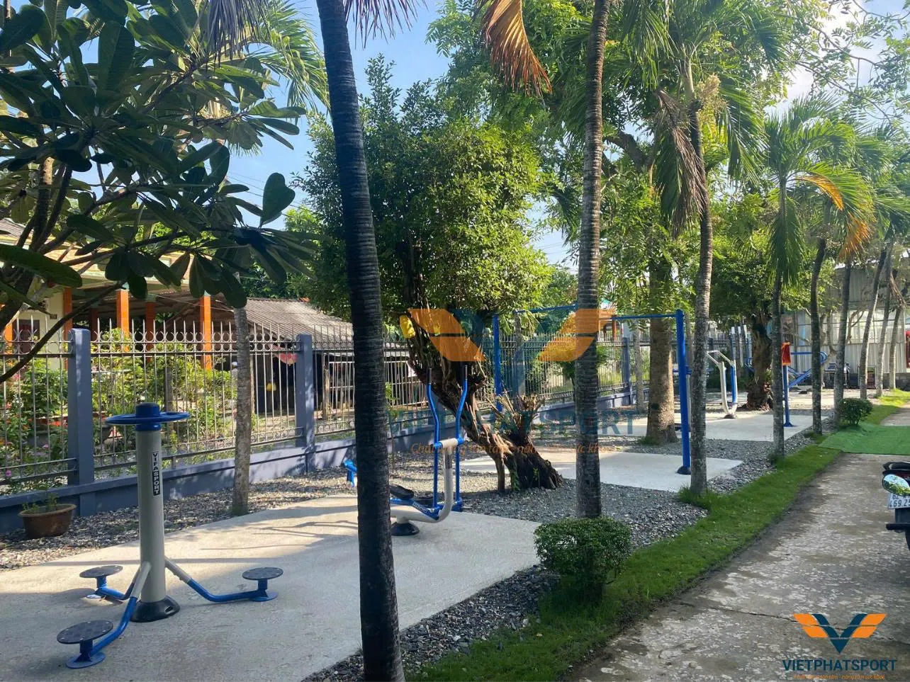 Bộ CHQS tỉnh Long An lắp tặng máy tập công viên cho Giáo xứ Thuận Mỹ