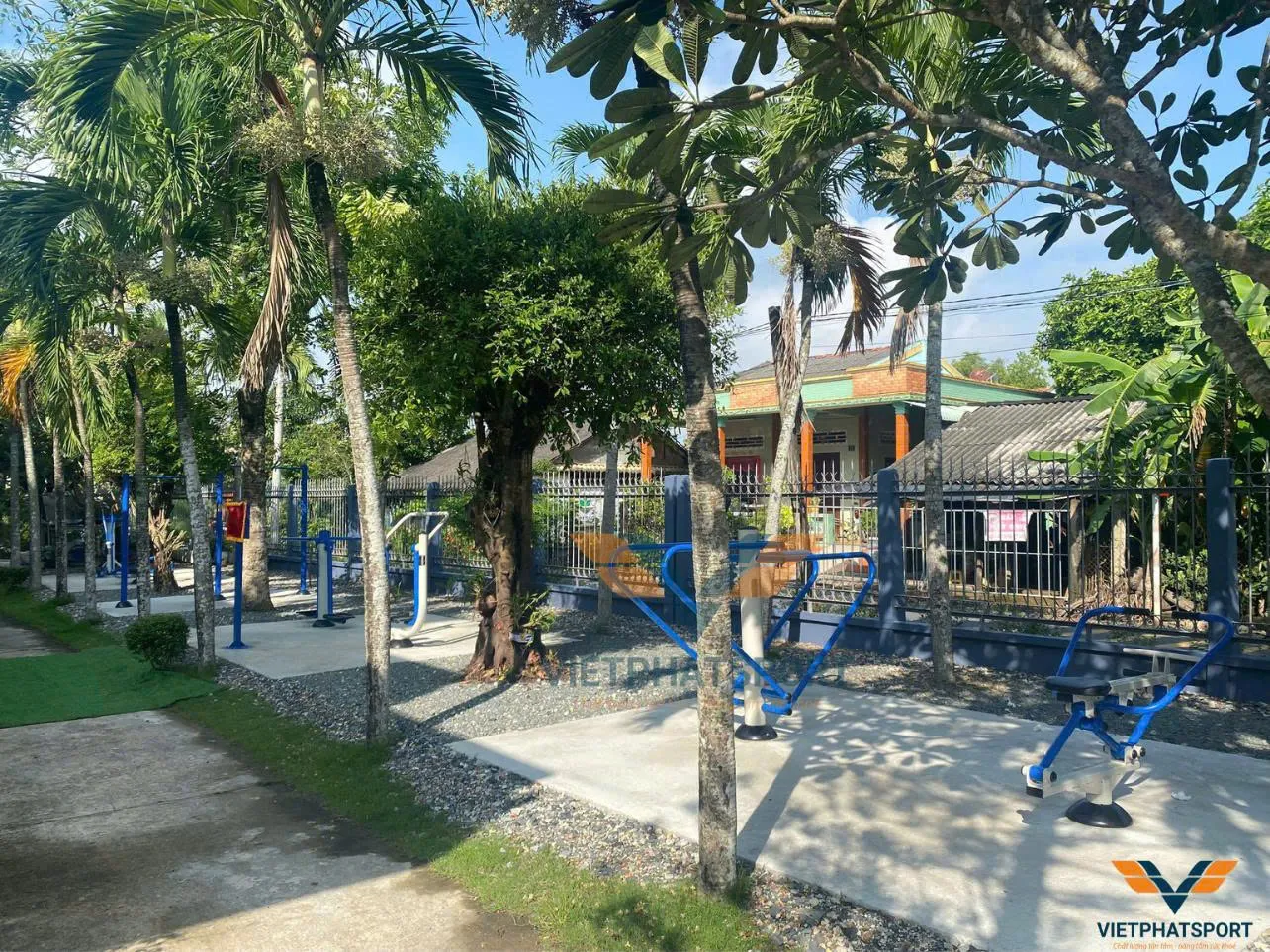 Bộ CHQS tỉnh Long An lắp tặng máy tập công viên cho Giáo xứ Thuận Mỹ