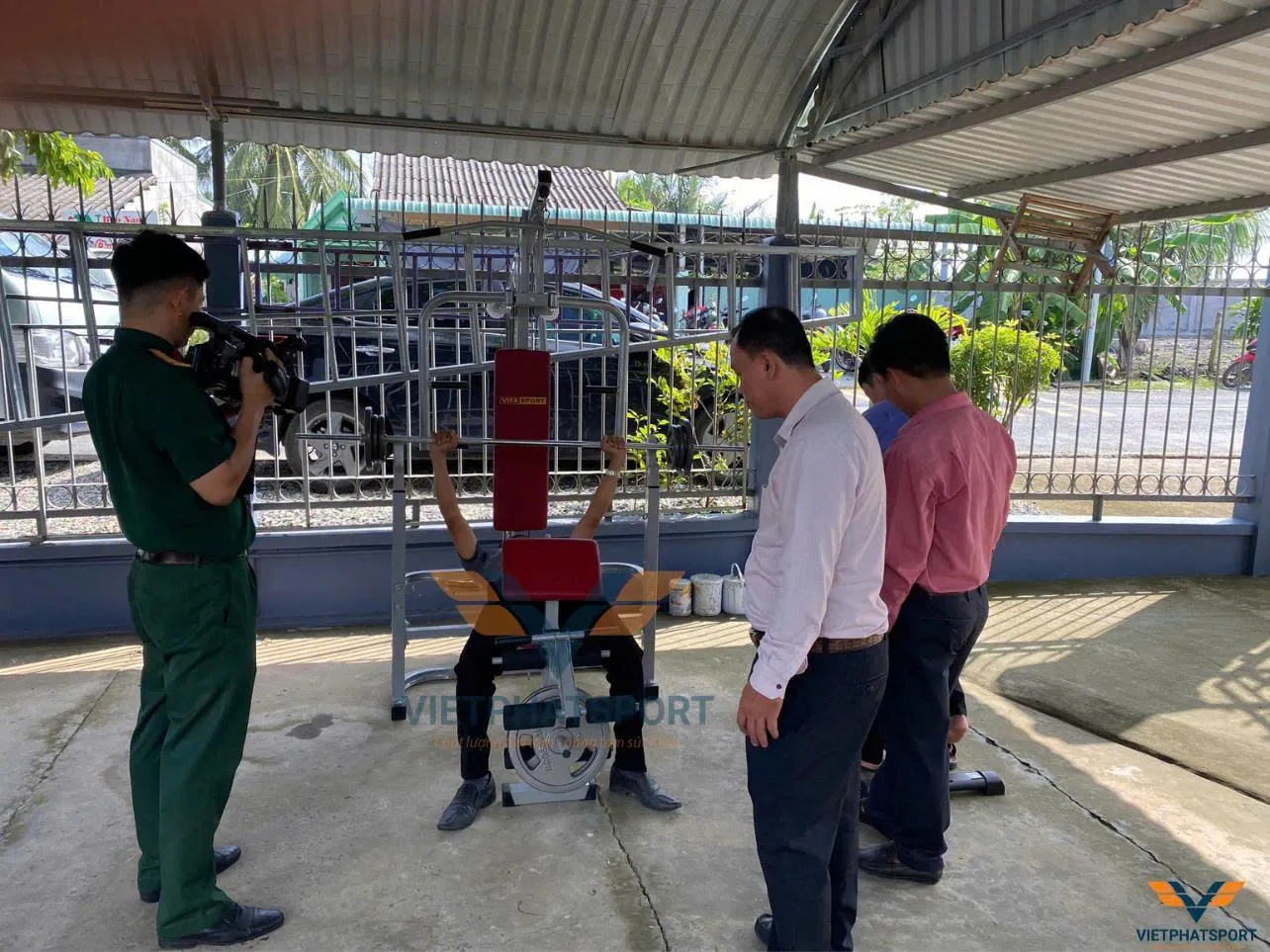 Bộ CHQS tỉnh Long An lắp tặng máy tập công viên cho Giáo xứ Thuận Mỹ