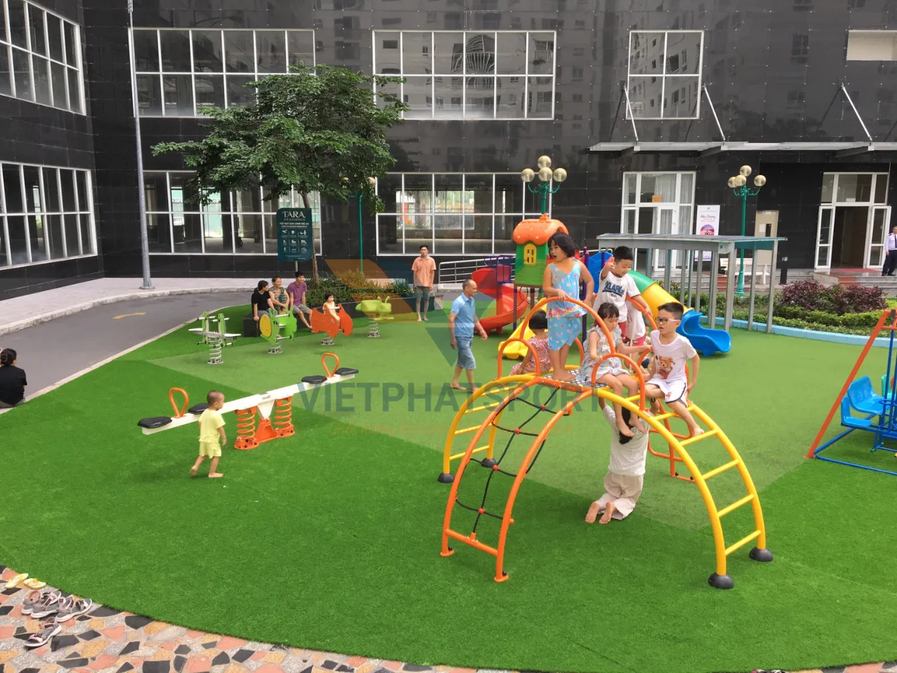 Chung cư Tara Residence lắp đặt dụng cụ thể thao ngoài trời và thiết bị trẻ em cho cư dân