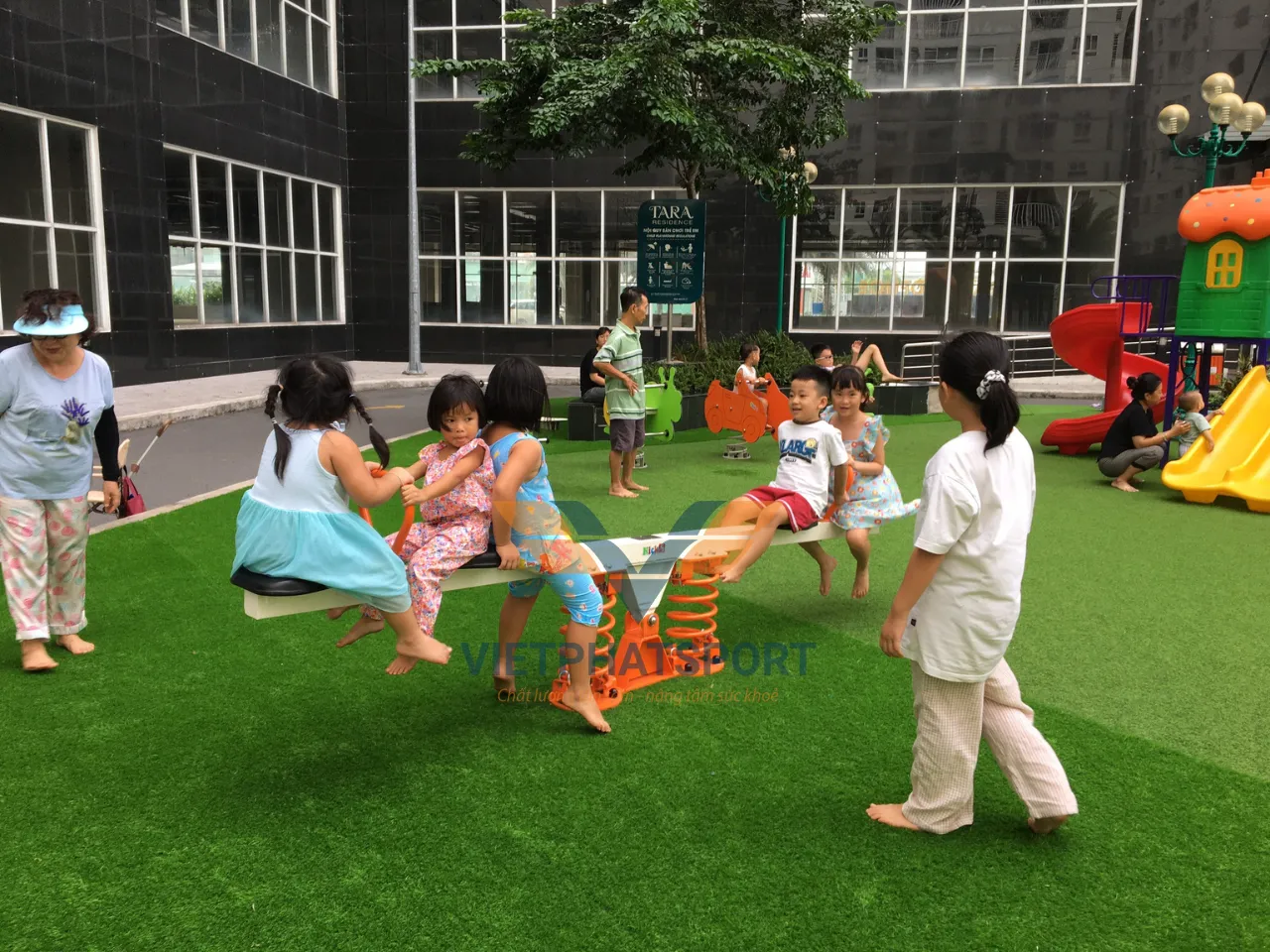 Chung cư Tara Residence lắp đặt dụng cụ thể thao ngoài trời và thiết bị trẻ em cho cư dân