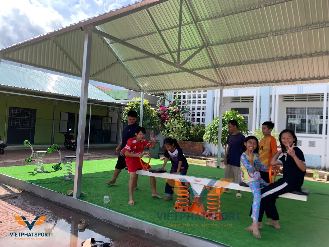 Lắp đặt thiết bị vui chơi trẻ em tại Trung tâm bảo trợ xã hội Cà Mau