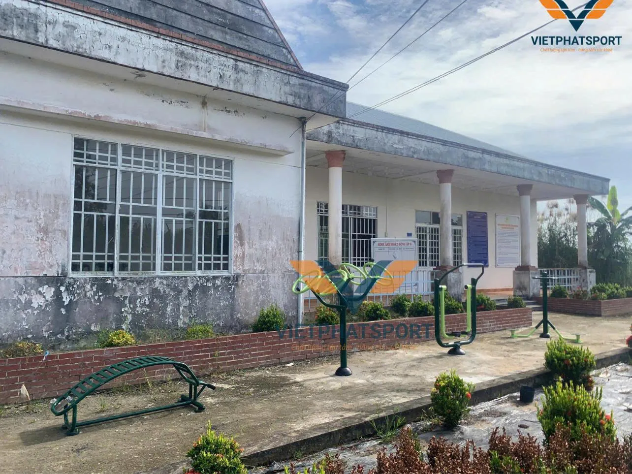 Phòng VH & TT huyện Vị Thủy hỗ trợ lắp đặt 3 điểm dụng cụ thể thao ngoài trời cho xã Vị Thắng