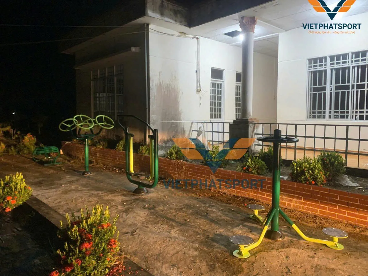 Phòng VH & TT huyện Vị Thủy hỗ trợ lắp đặt 3 điểm dụng cụ thể thao ngoài trời cho xã Vị Thắng