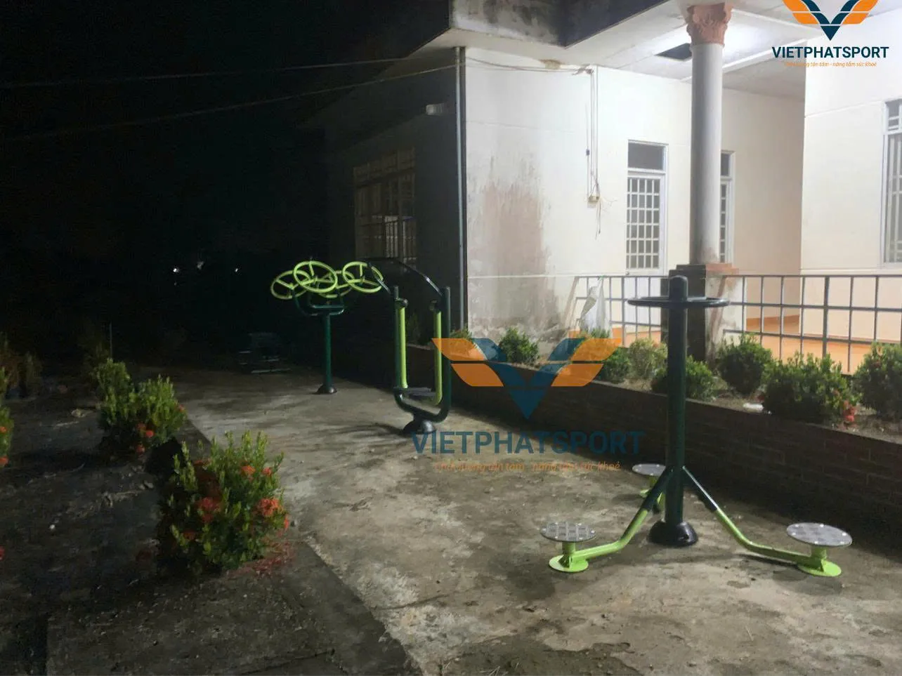 Phòng VH & TT huyện Vị Thủy hỗ trợ lắp đặt 3 điểm dụng cụ thể thao ngoài trời cho xã Vị Thắng