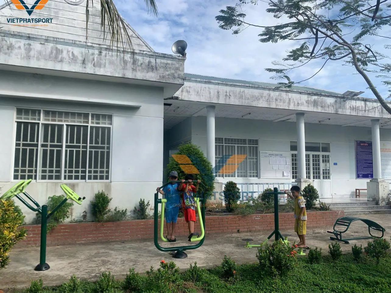 Phòng VH & TT huyện Vị Thủy hỗ trợ lắp đặt 3 điểm dụng cụ thể thao ngoài trời cho xã Vị Thắng