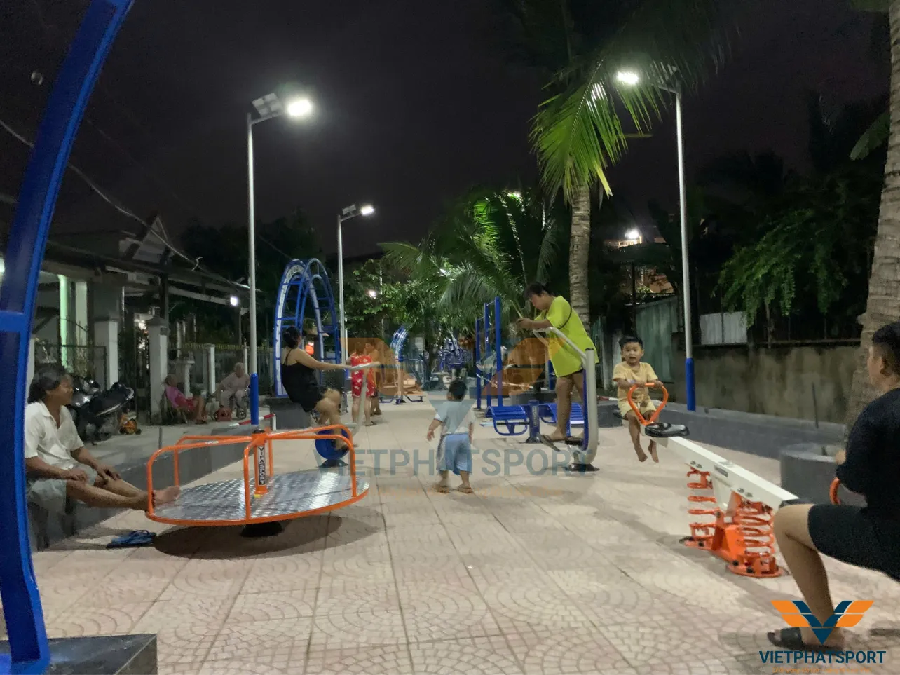 UBND Xã Qui Đức, TP. HCM đưa vào sử dụng thiết bị thể thao ngoài trời cho công viên xã