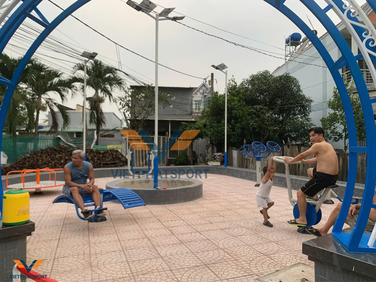 UBND Xã Qui Đức, TP. HCM đưa vào sử dụng thiết bị thể thao ngoài trời cho công viên xã