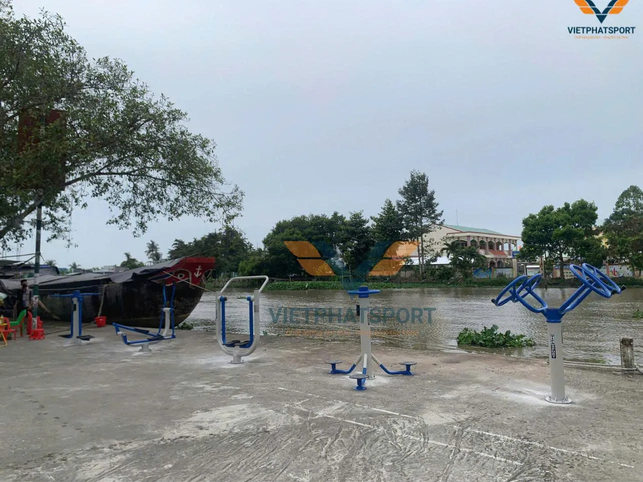 Xã Vĩnh Hòa Hưng Bắc, Kiên Giang trang bị máy tập công viên cho bà con xã nhà